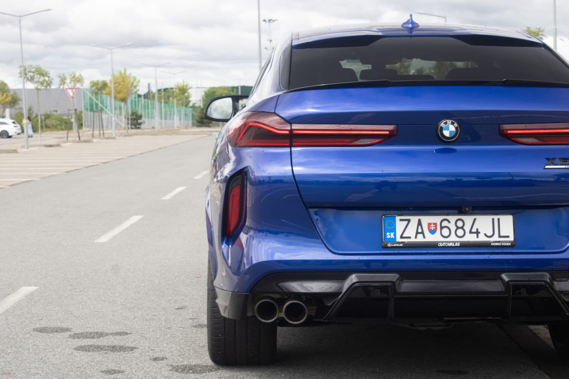 2021 BMW X6 M, modrá suv, 58 721 km