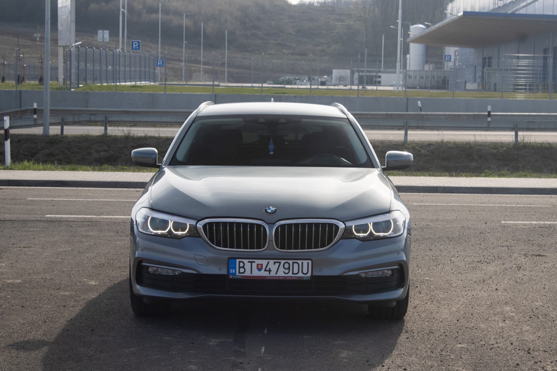 2017 BMW 530d, šedá kombi, 284 000 km