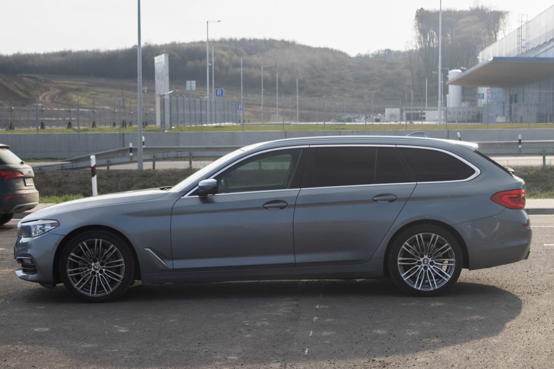 2017 BMW 530d, šedá kombi, 284 000 km