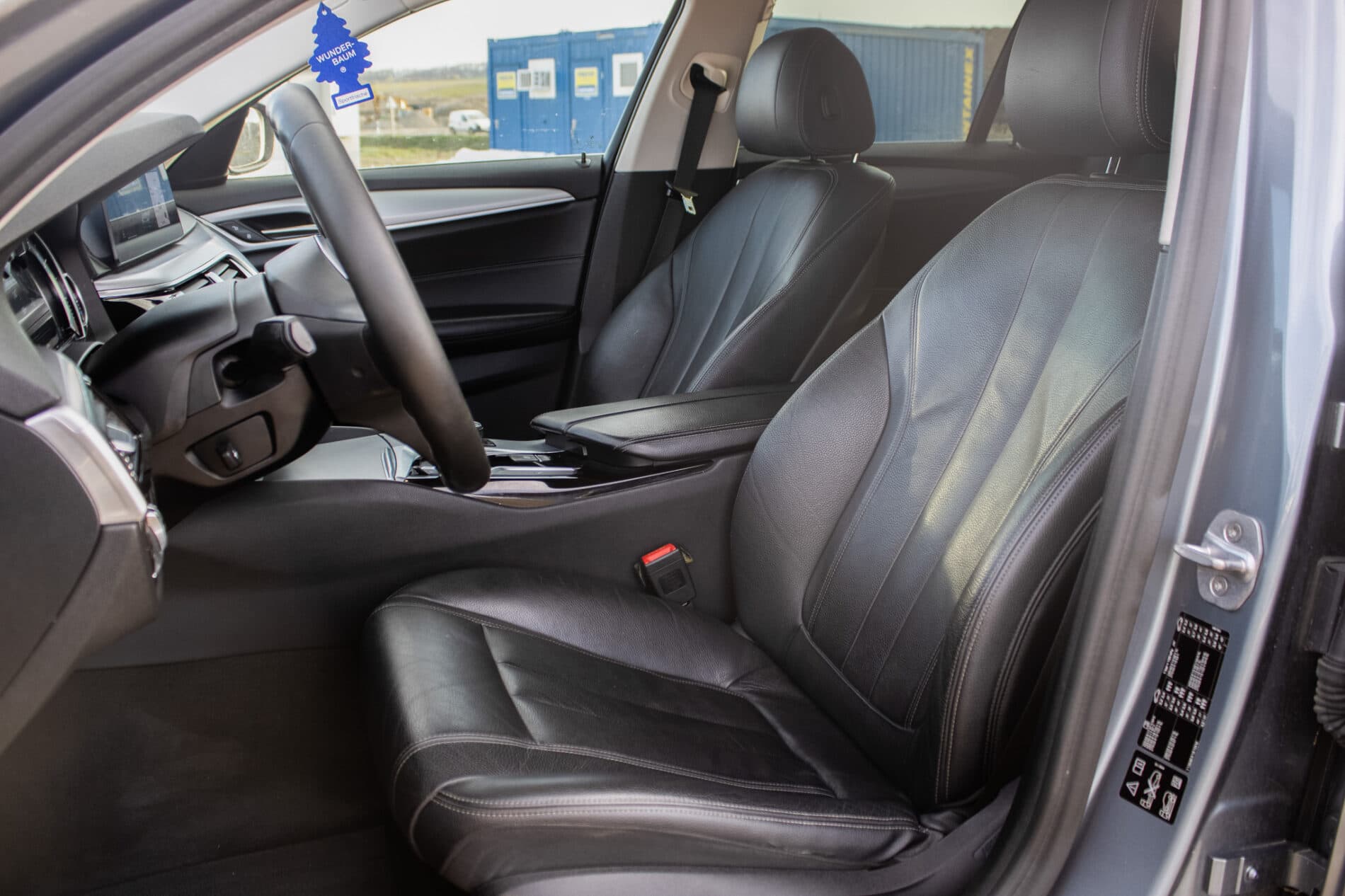 2017 BMW 530d, šedá kombi, 284 000 km