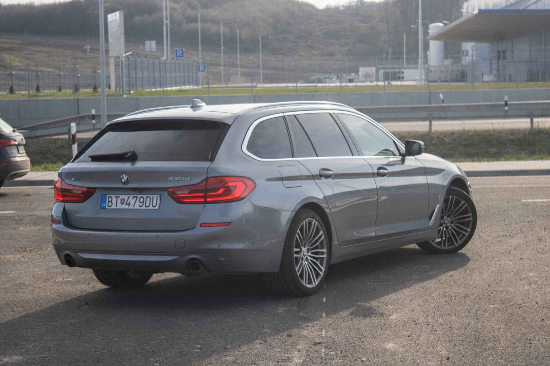2017 BMW 530d, šedá kombi, 284 000 km