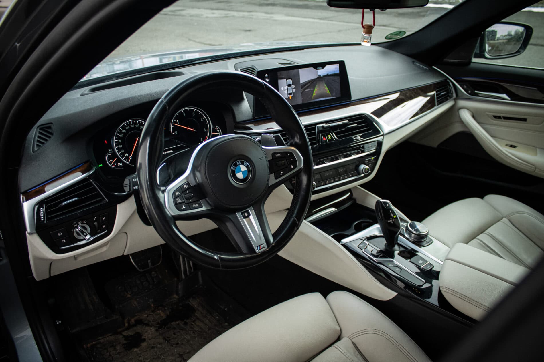 2017 BMW 540d, šedá sedan, 182 573 km
