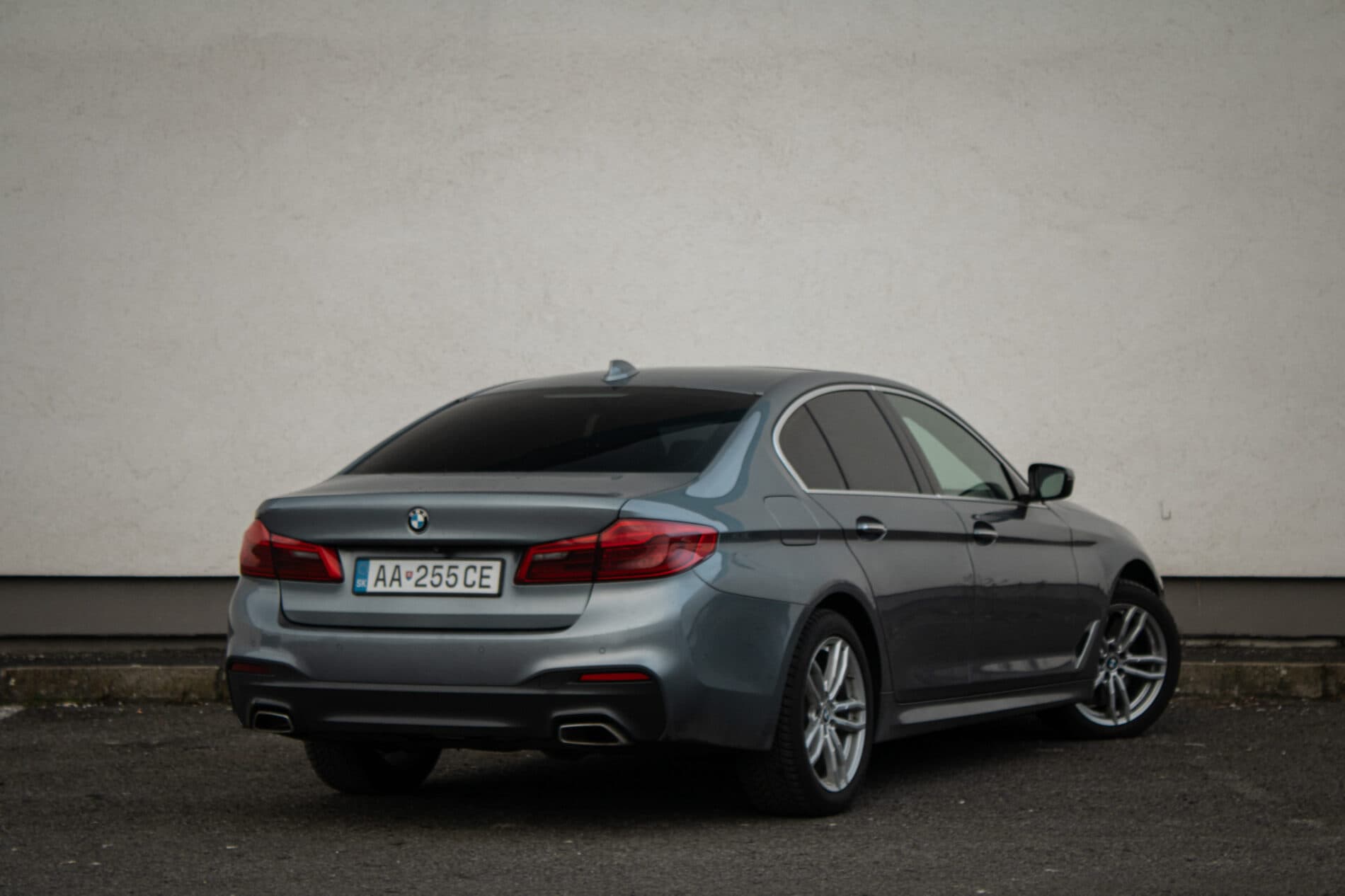 2017 BMW 540d, šedá sedan, 182 573 km
