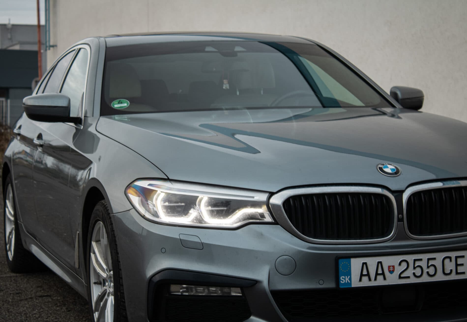 2017 BMW 540d, šedá sedan, 182 573 km