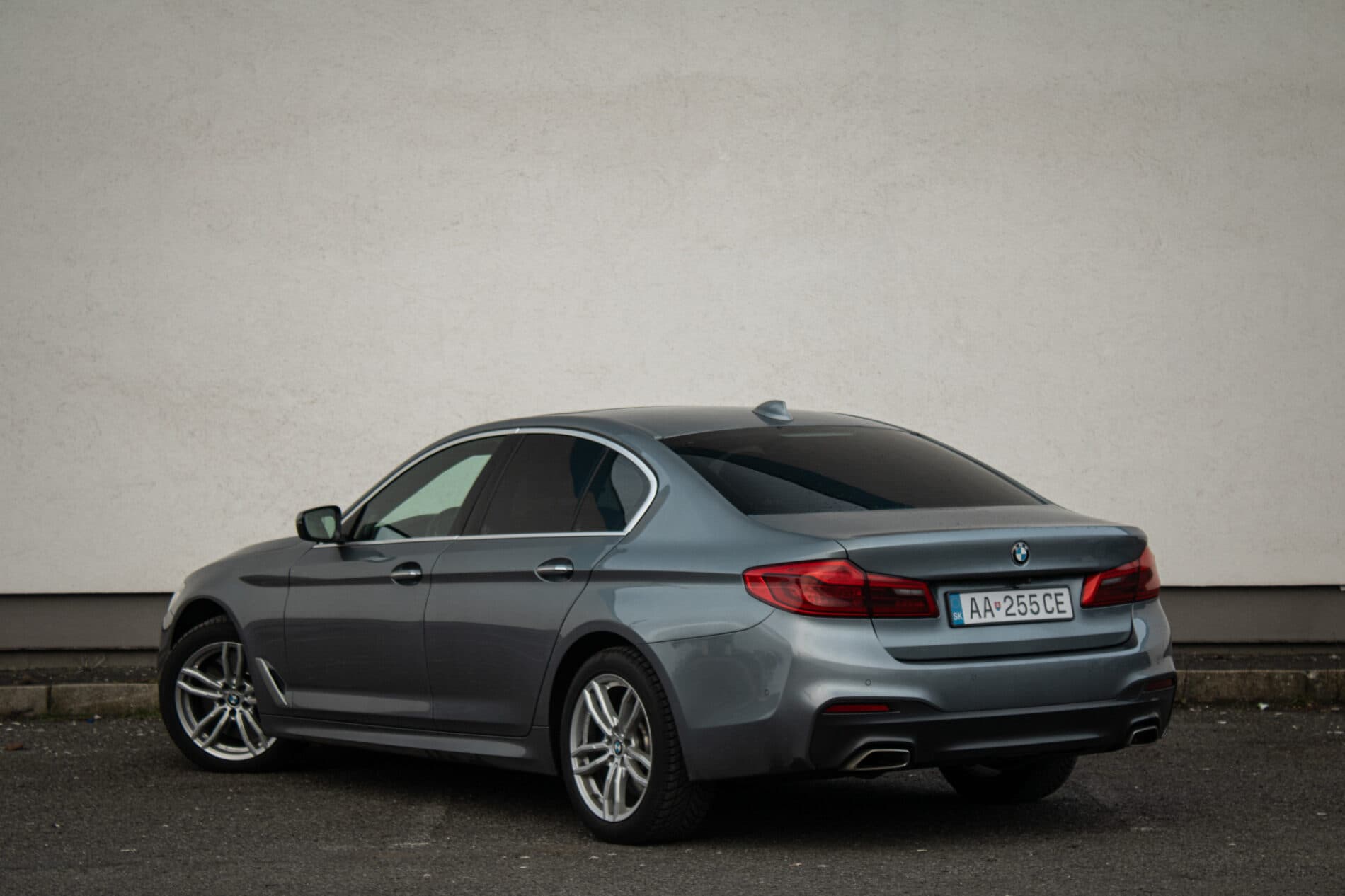 2017 BMW 540d, šedá sedan, 182 573 km
