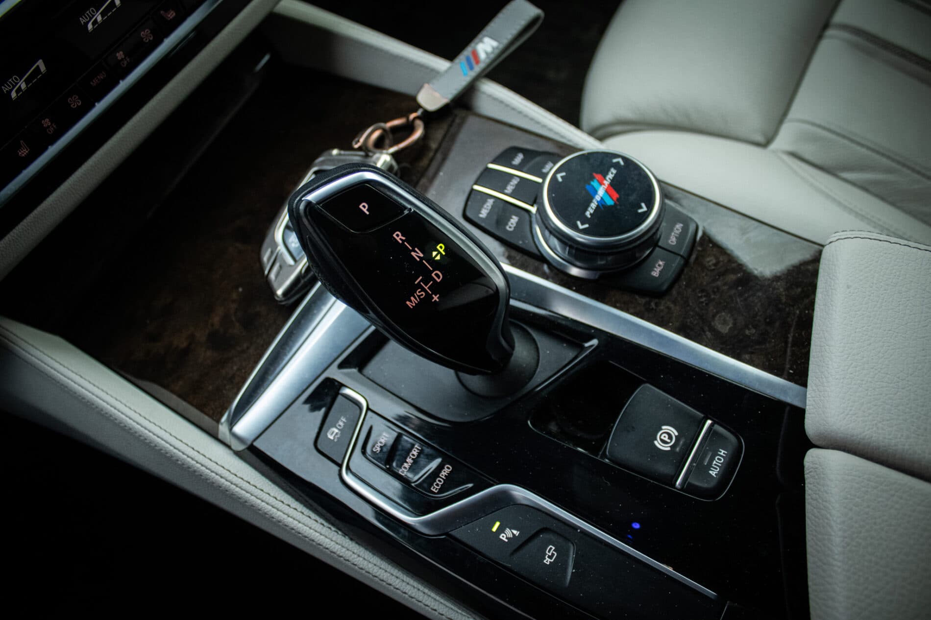 2017 BMW 540d, šedá sedan, 182 573 km