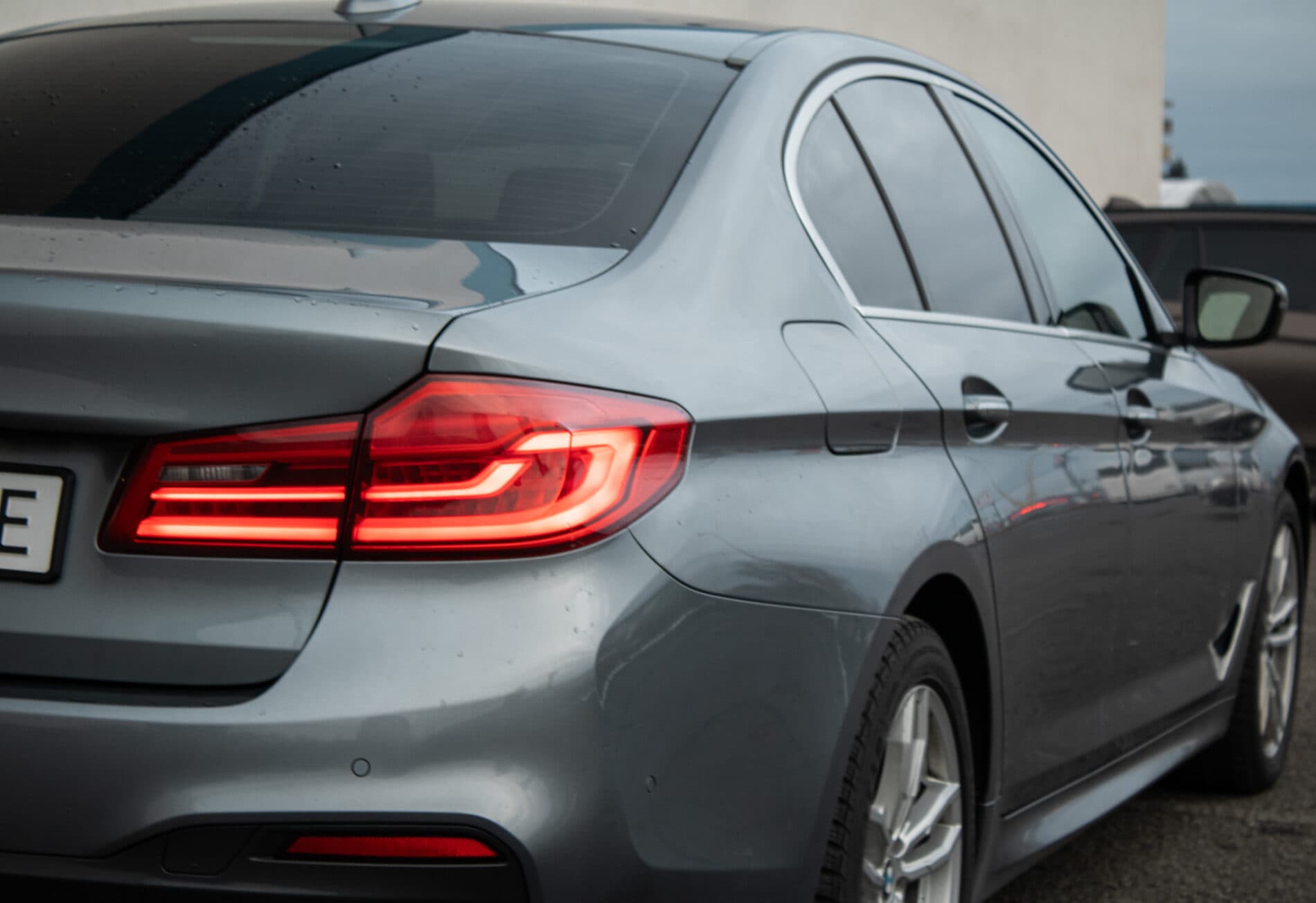 2017 BMW 540d, šedá sedan, 182 573 km