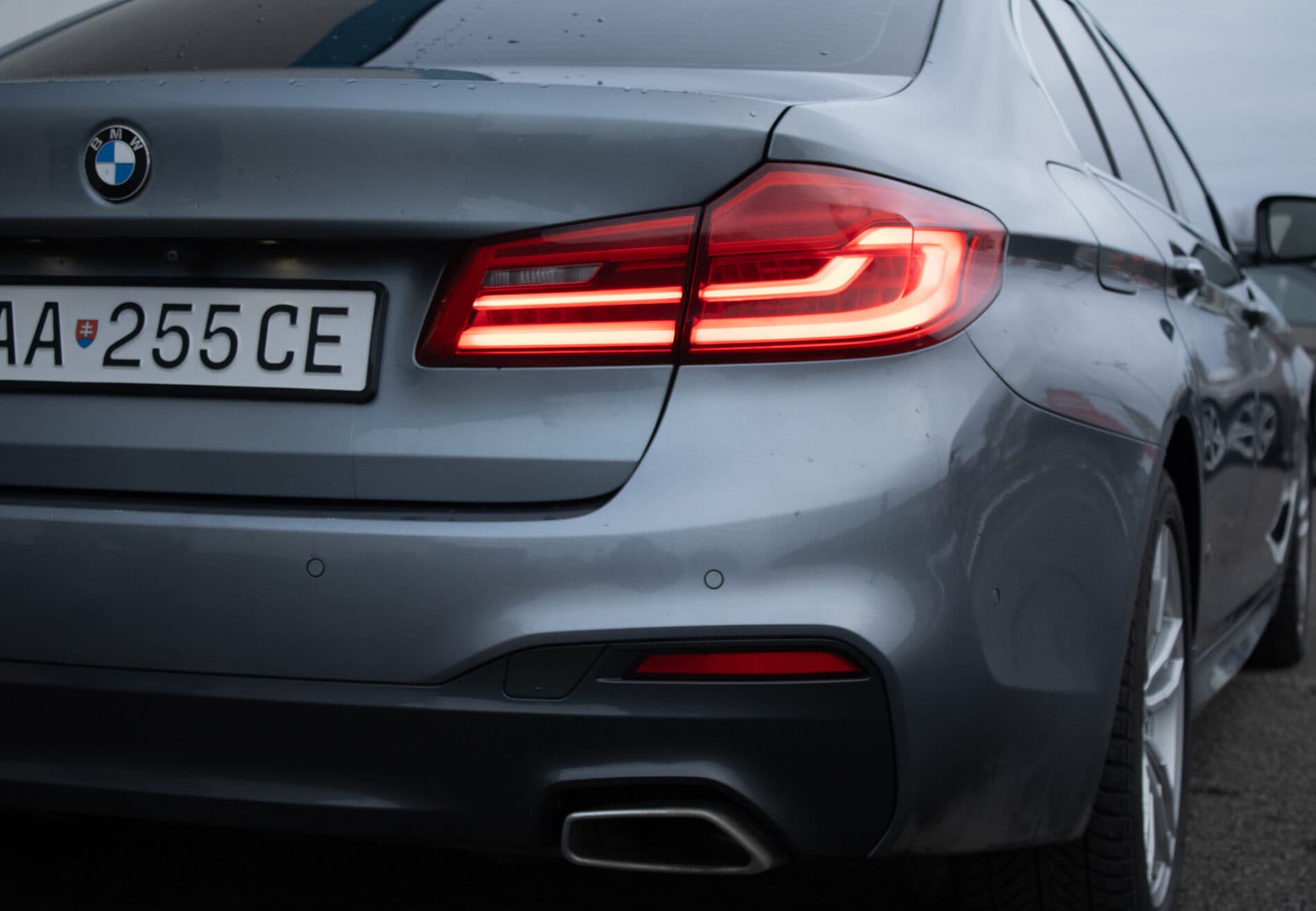 2017 BMW 540d, šedá sedan, 182 573 km