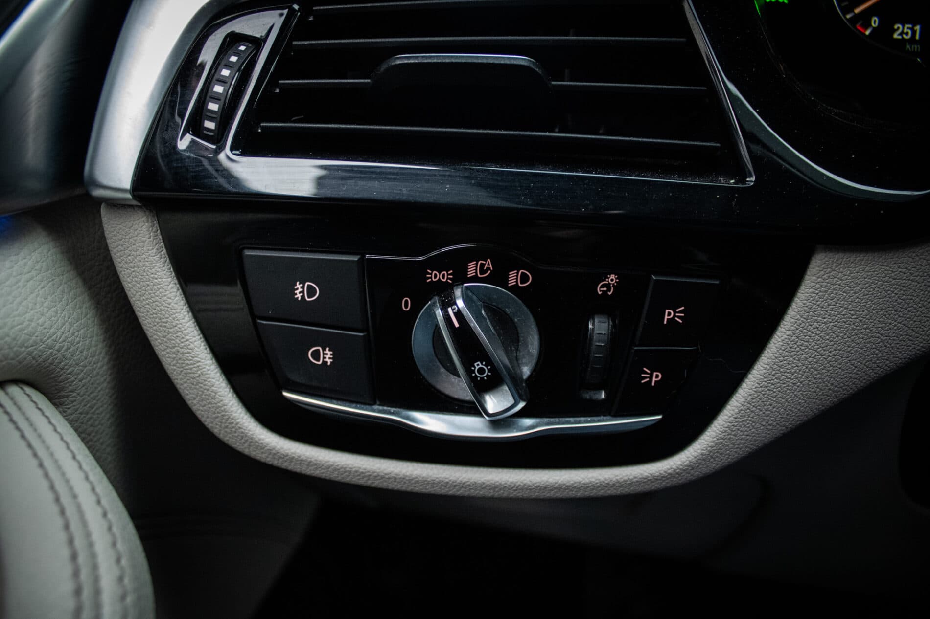 2017 BMW 540d, šedá sedan, 182 573 km