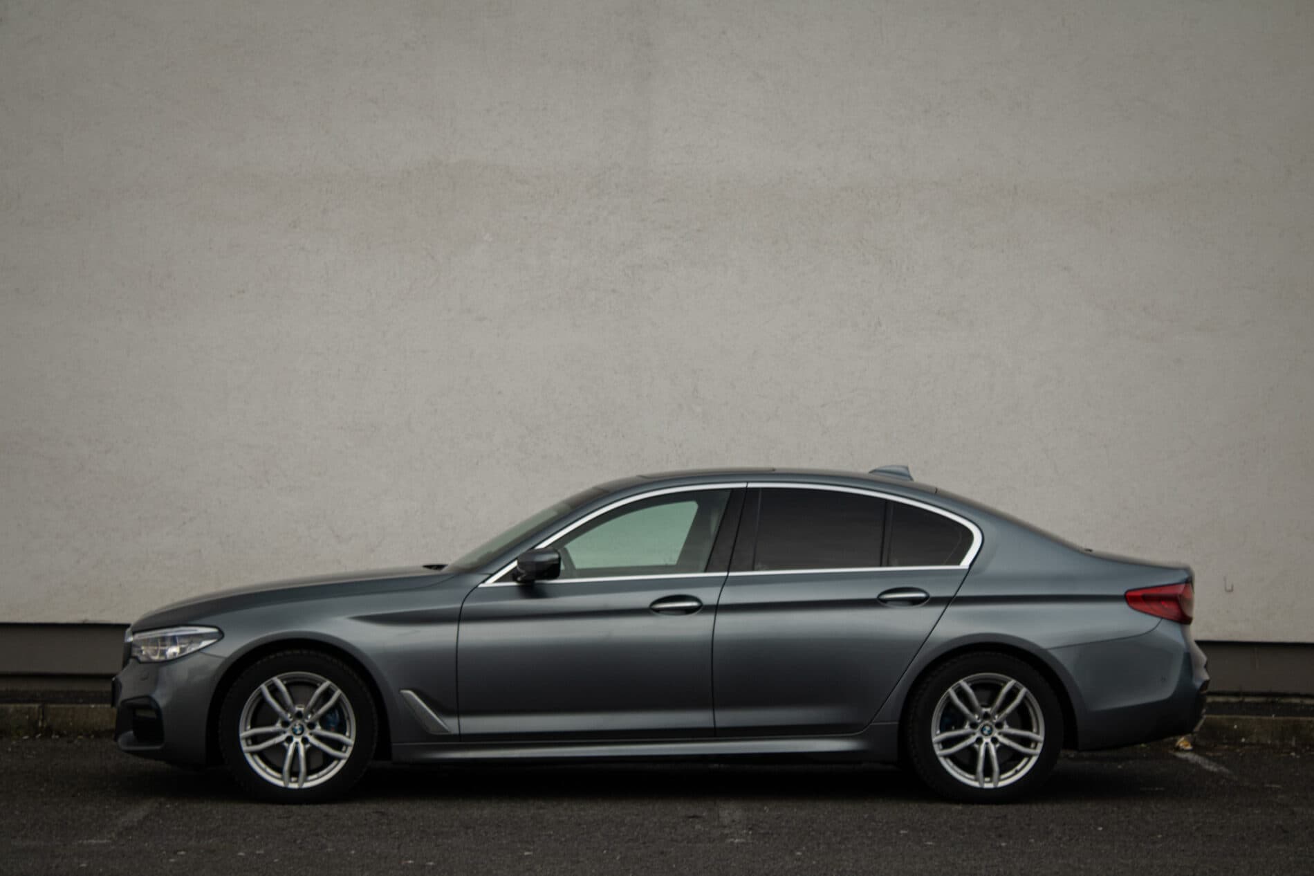 2017 BMW 540d, šedá sedan, 182 573 km