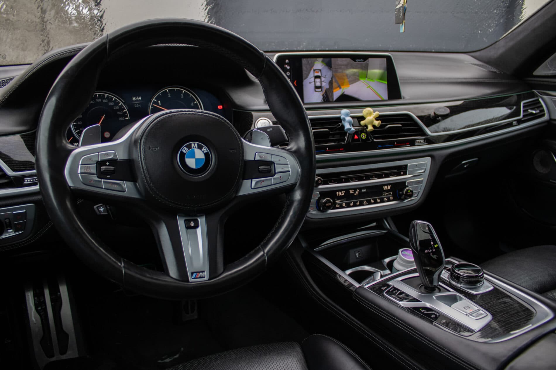 2018 BMW 740d, bílá sedan, 208 000 km