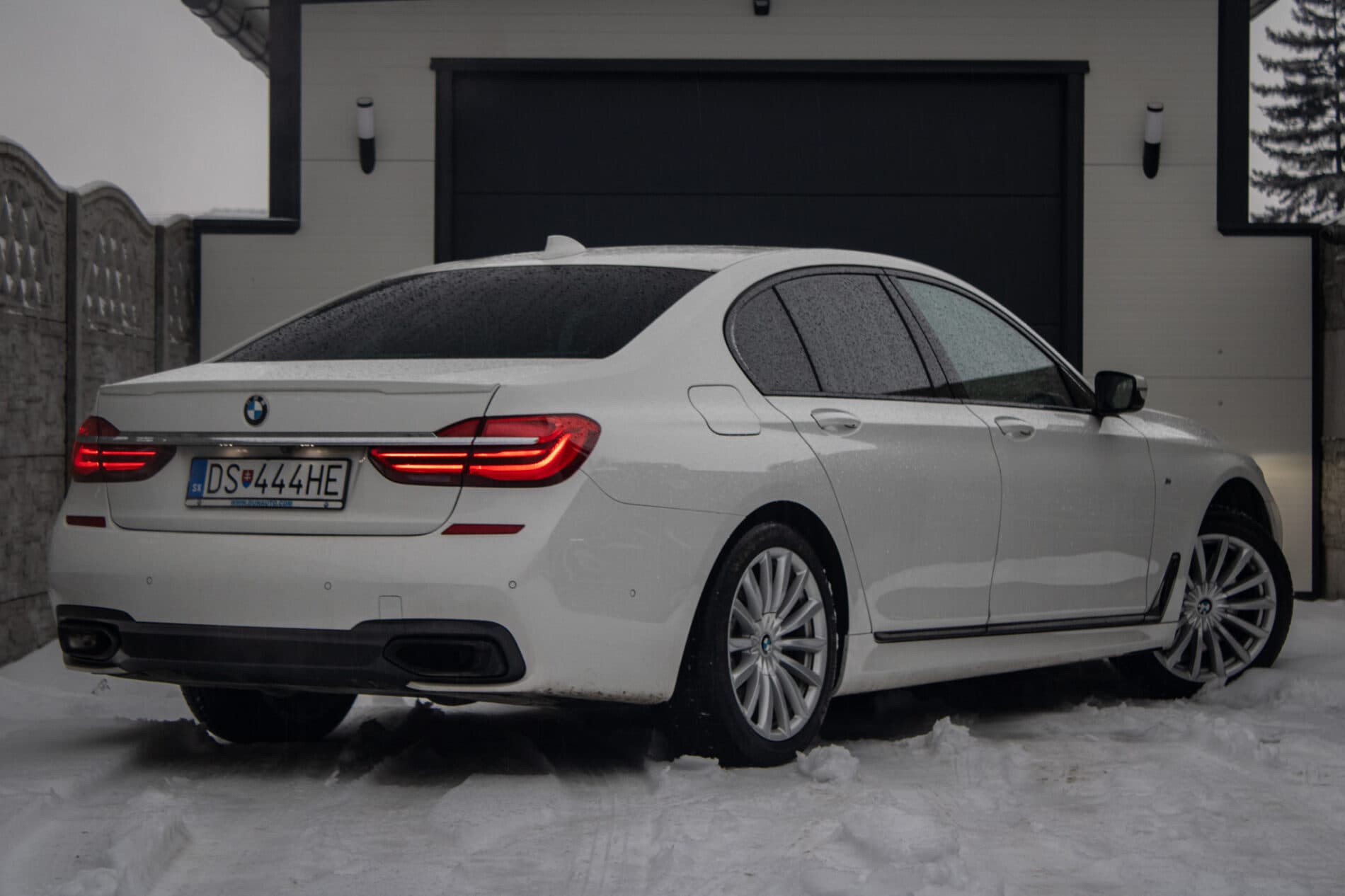 2018 BMW 740d, bílá sedan, 208 000 km