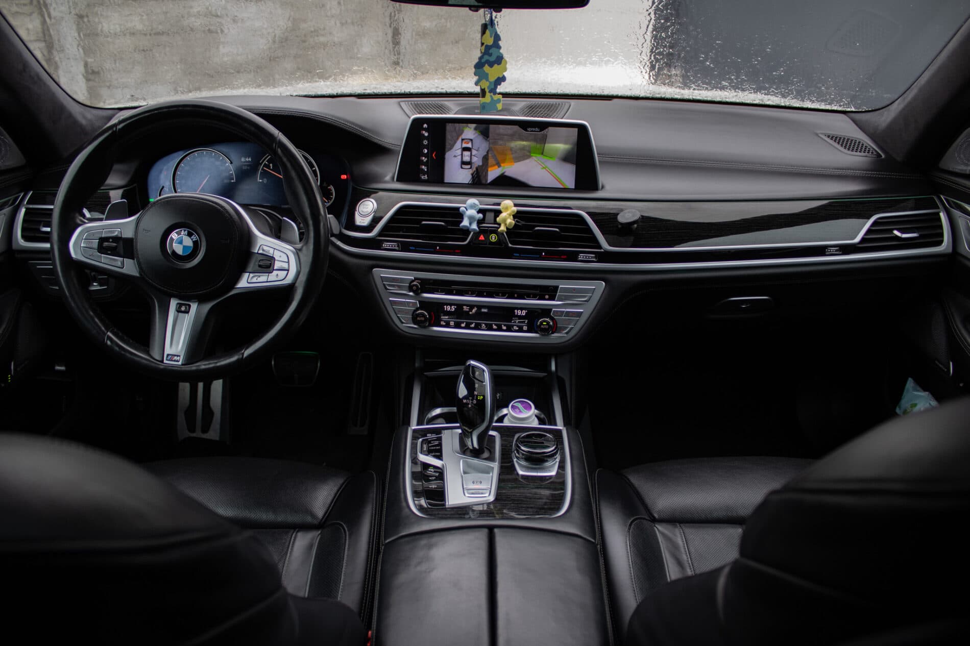 2018 BMW 740d, bílá sedan, 208 000 km