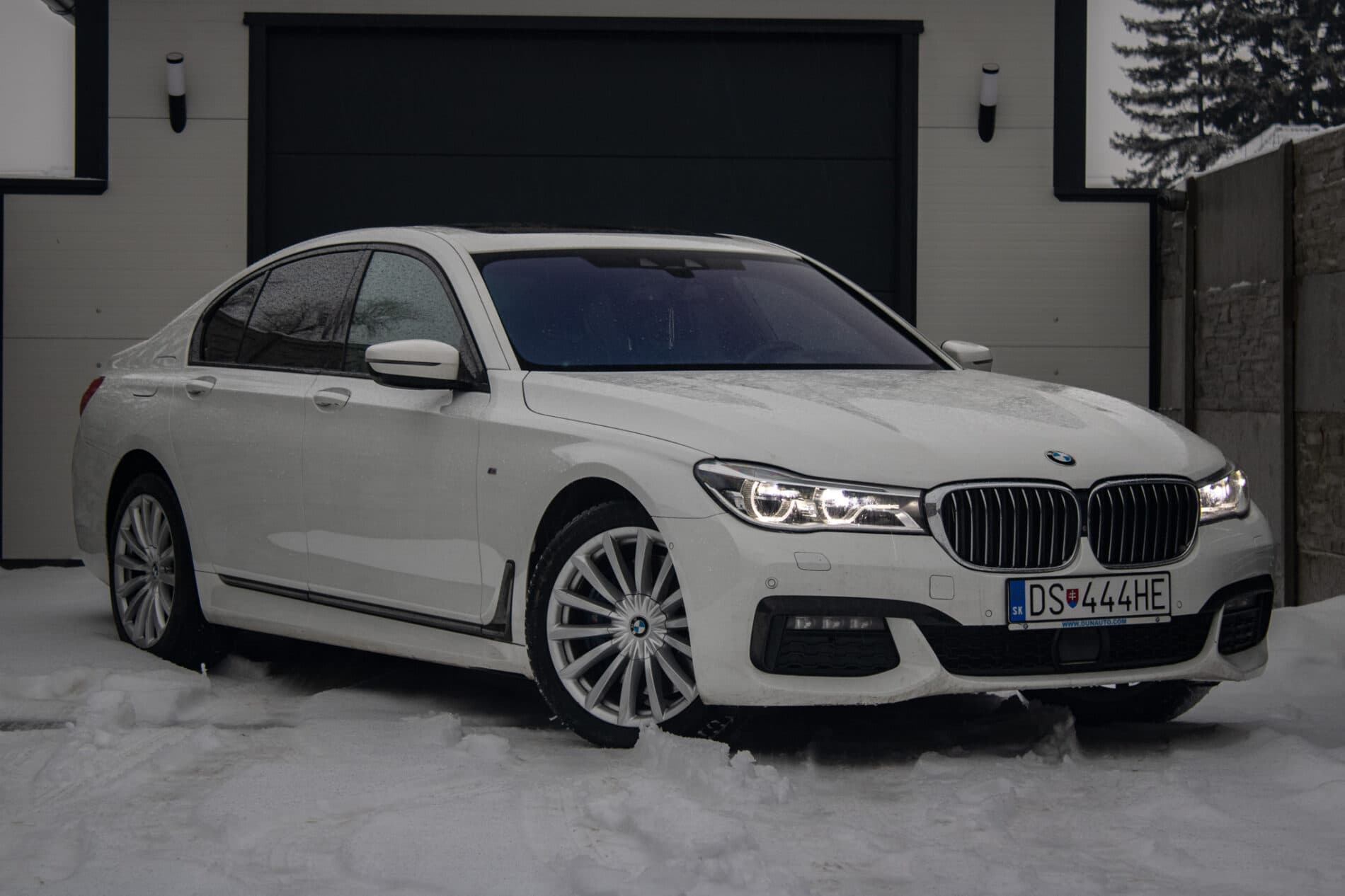 2018 BMW 740d, bílá sedan, 208 000 km