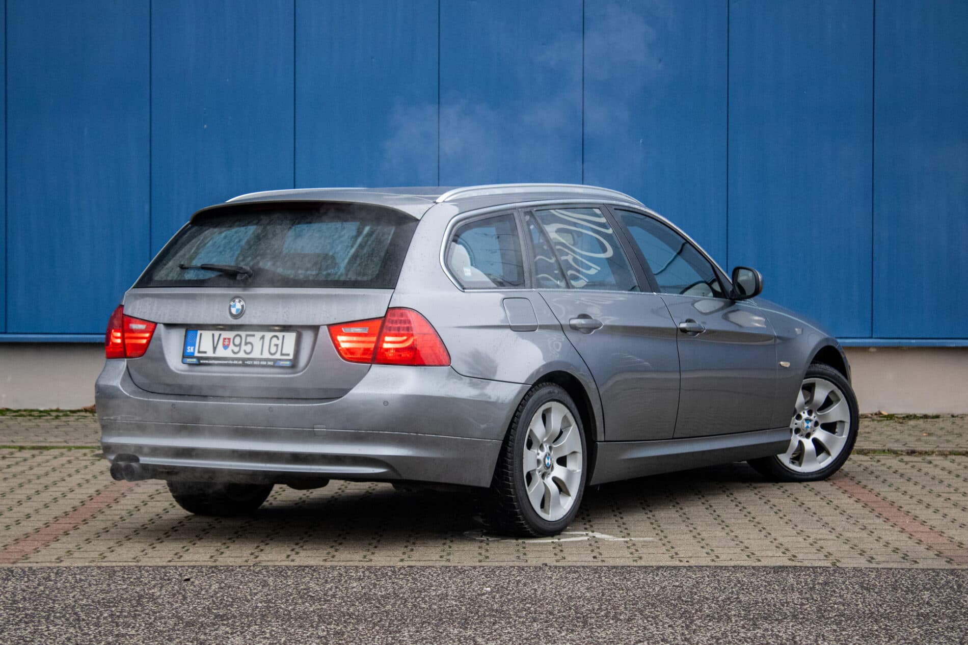 2011 BMW 325i, šedá kombi, 293 972 km