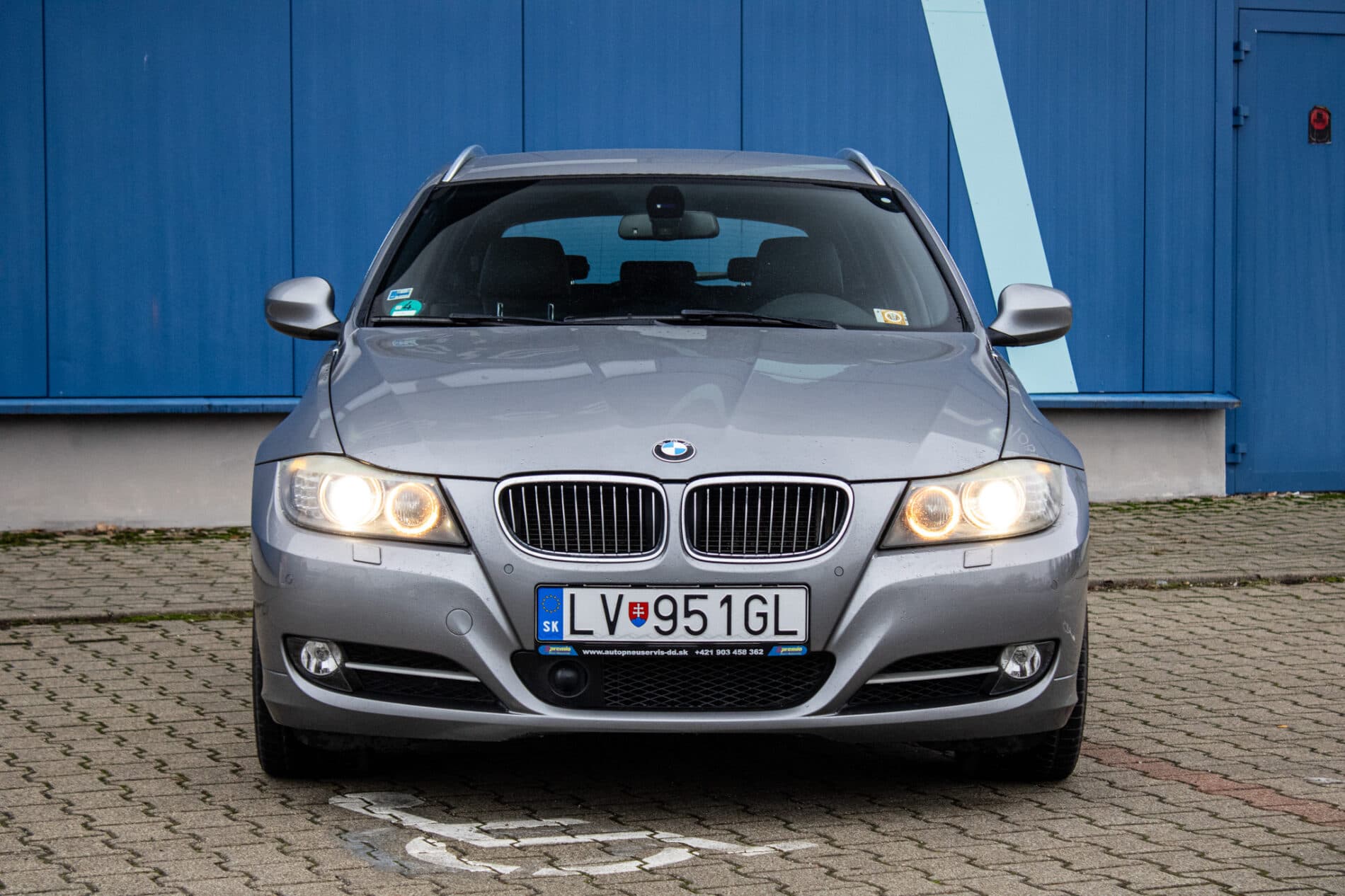 2011 BMW 325i, šedá kombi, 293 972 km