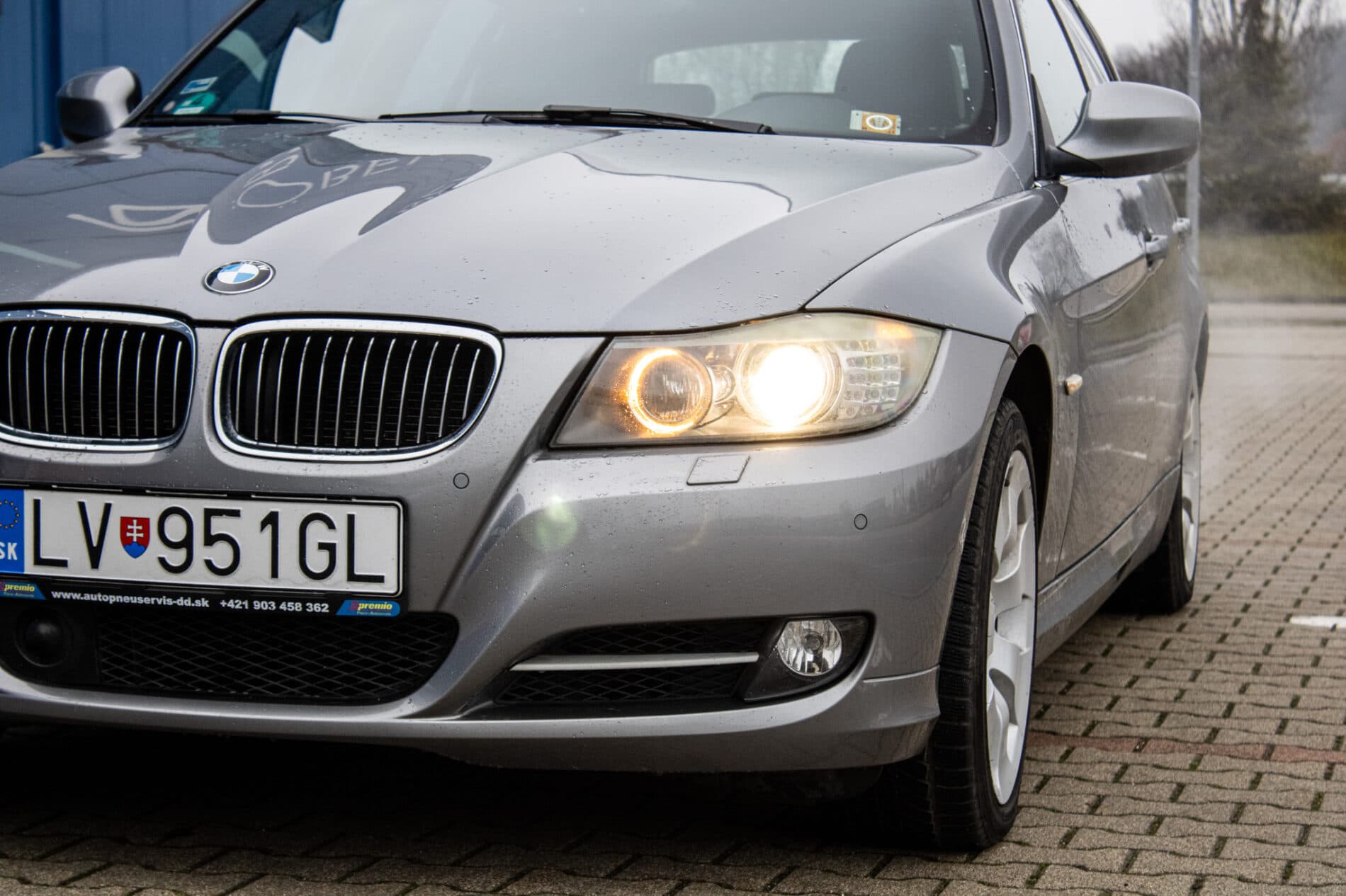 2011 BMW 325i, šedá kombi, 293 972 km