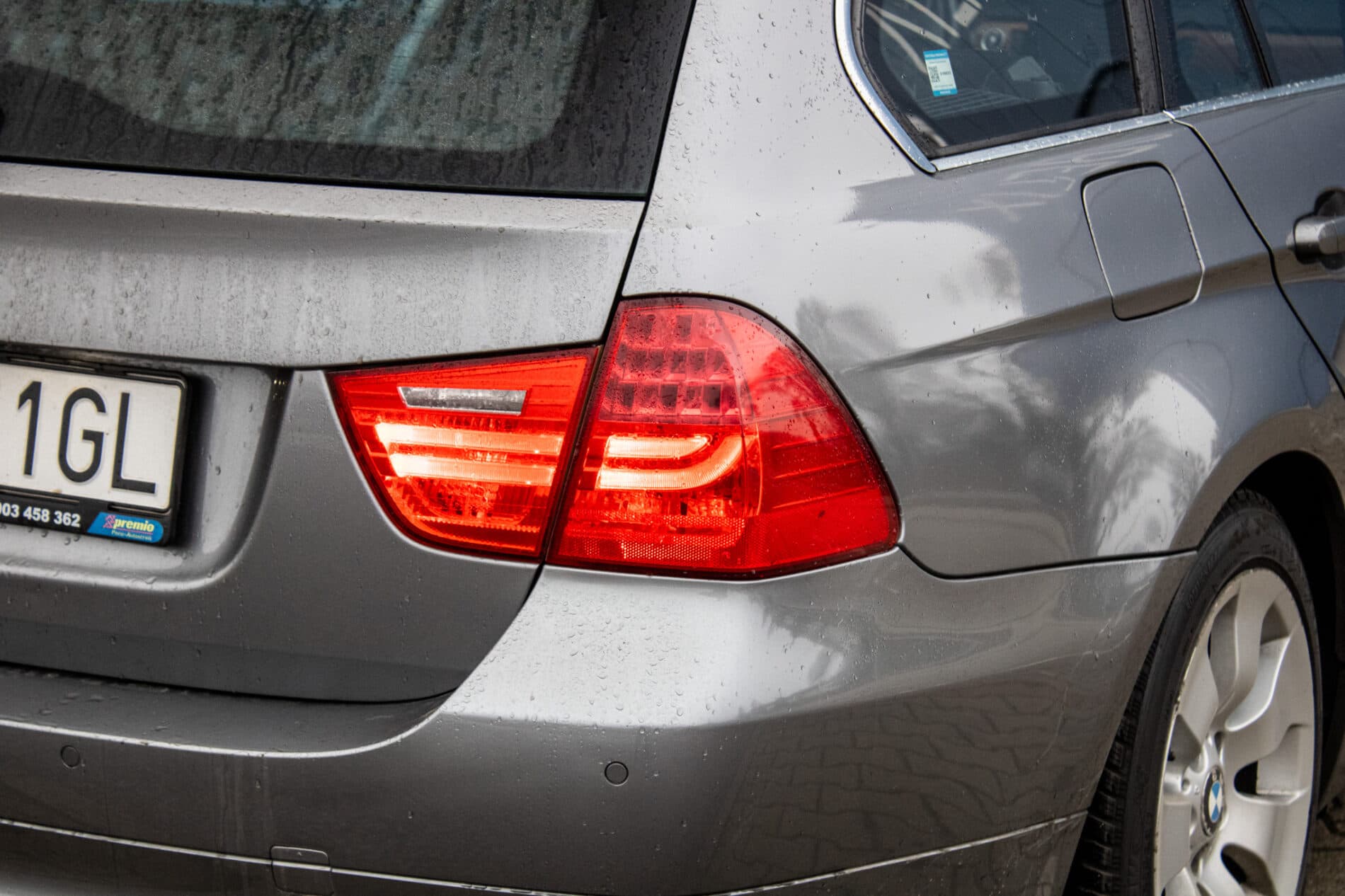 2011 BMW 325i, šedá kombi, 293 972 km