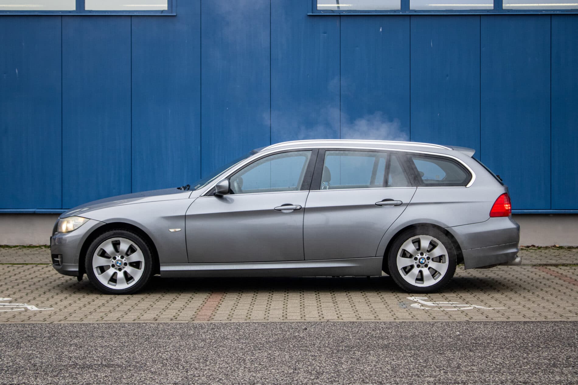 2011 BMW 325i, šedá kombi, 293 972 km