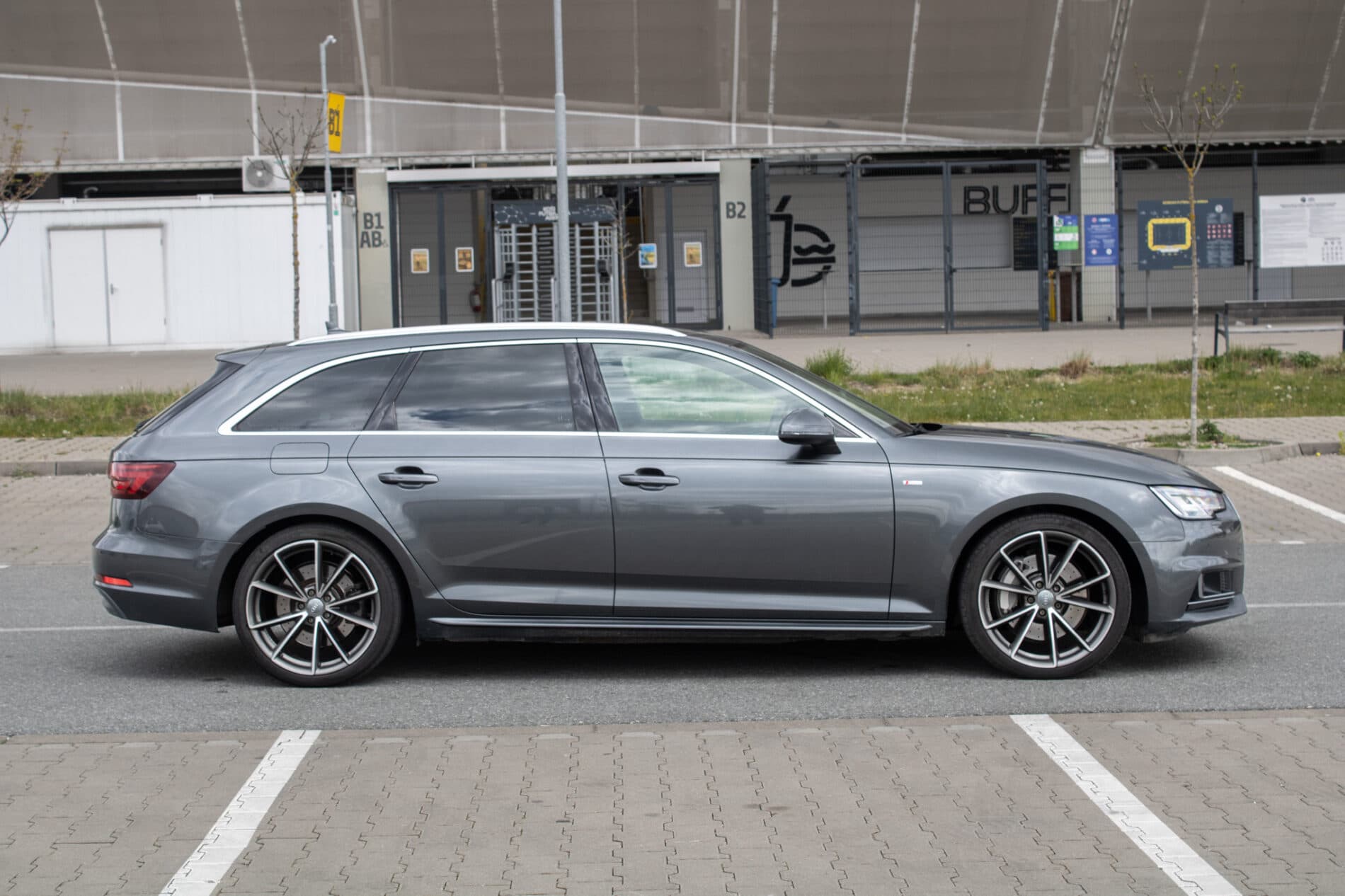 2018 AUDI A4, šedá kombi, 182 788 km