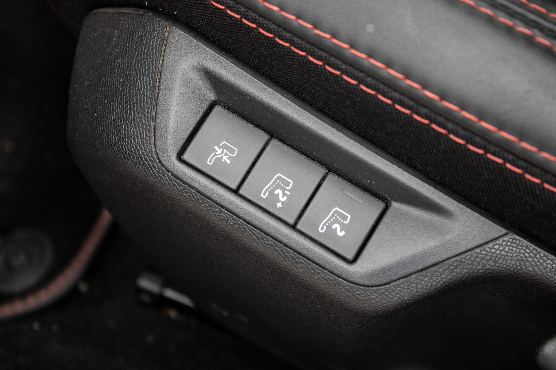 2016 Peugeot 308 GTi, červená hatchback, 30 692 km