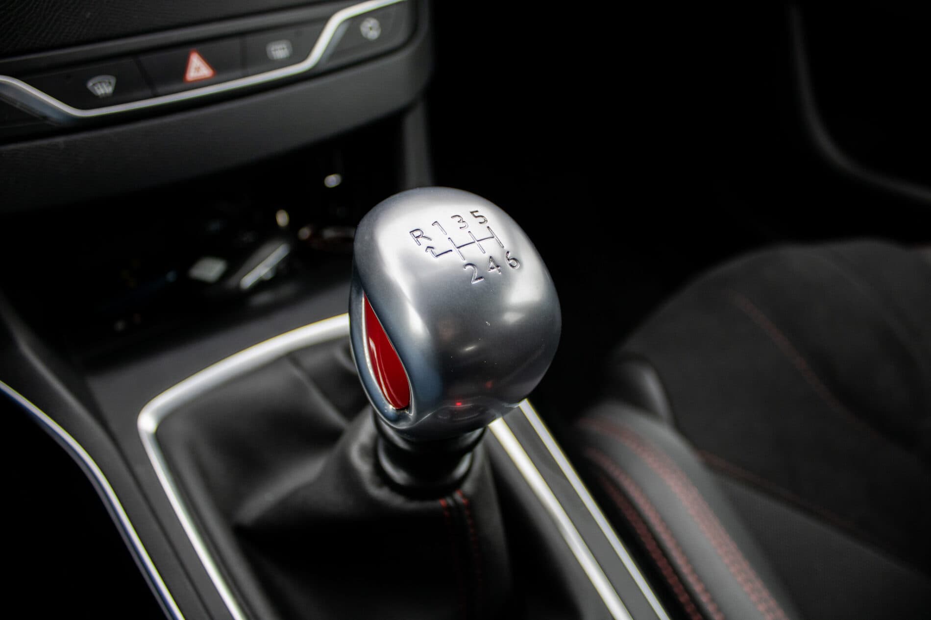2016 Peugeot 308 GTi, červená hatchback, 30 692 km