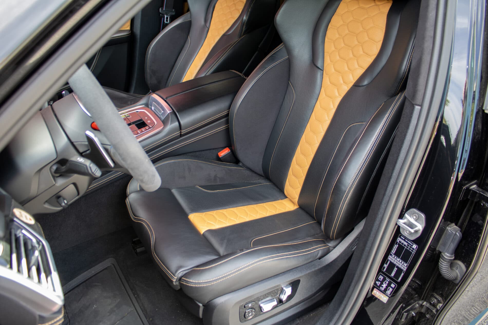 2020 BMW X6 M, černá suv, 108 787 km
