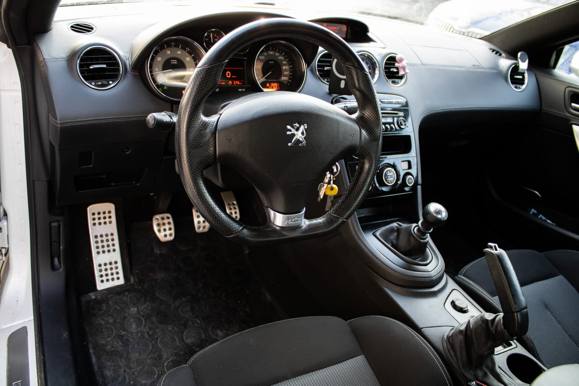 2012 Peugeot RCZ, bílá kupé, 171 601 km