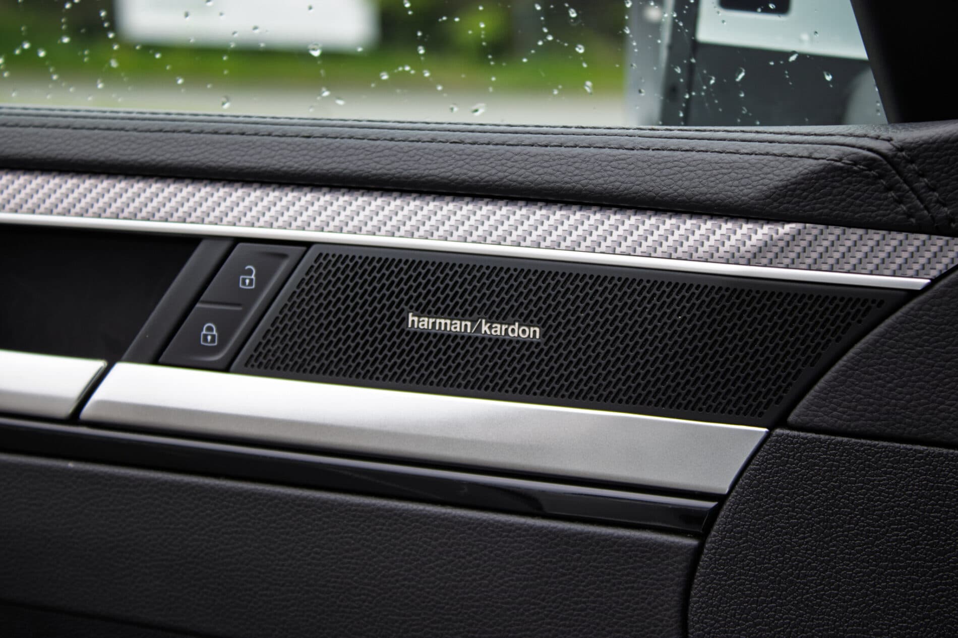 2022 Volkswagen Arteon R, bílá kombi, 64 564 km