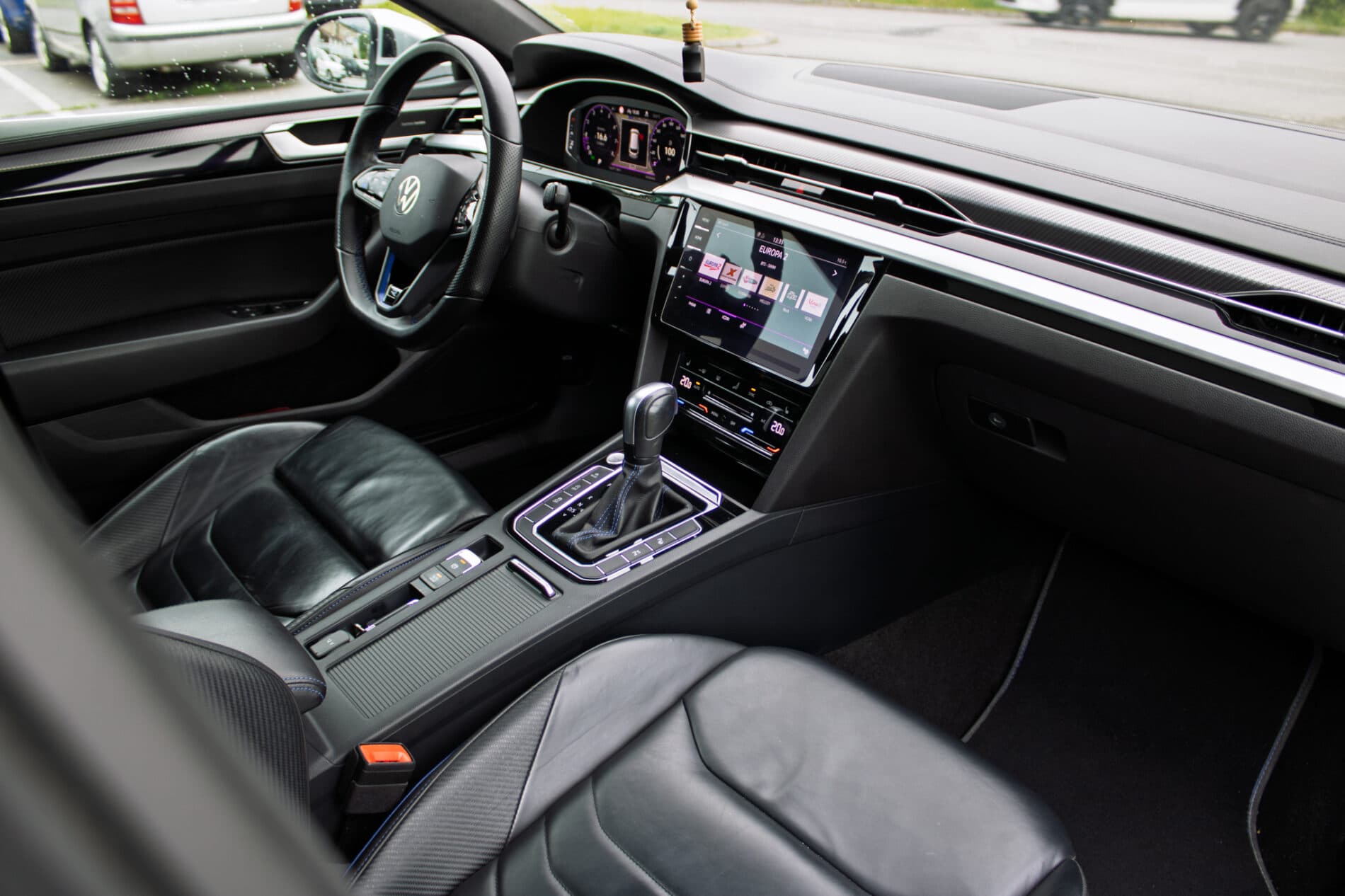 2022 Volkswagen Arteon R, bílá kombi, 64 564 km