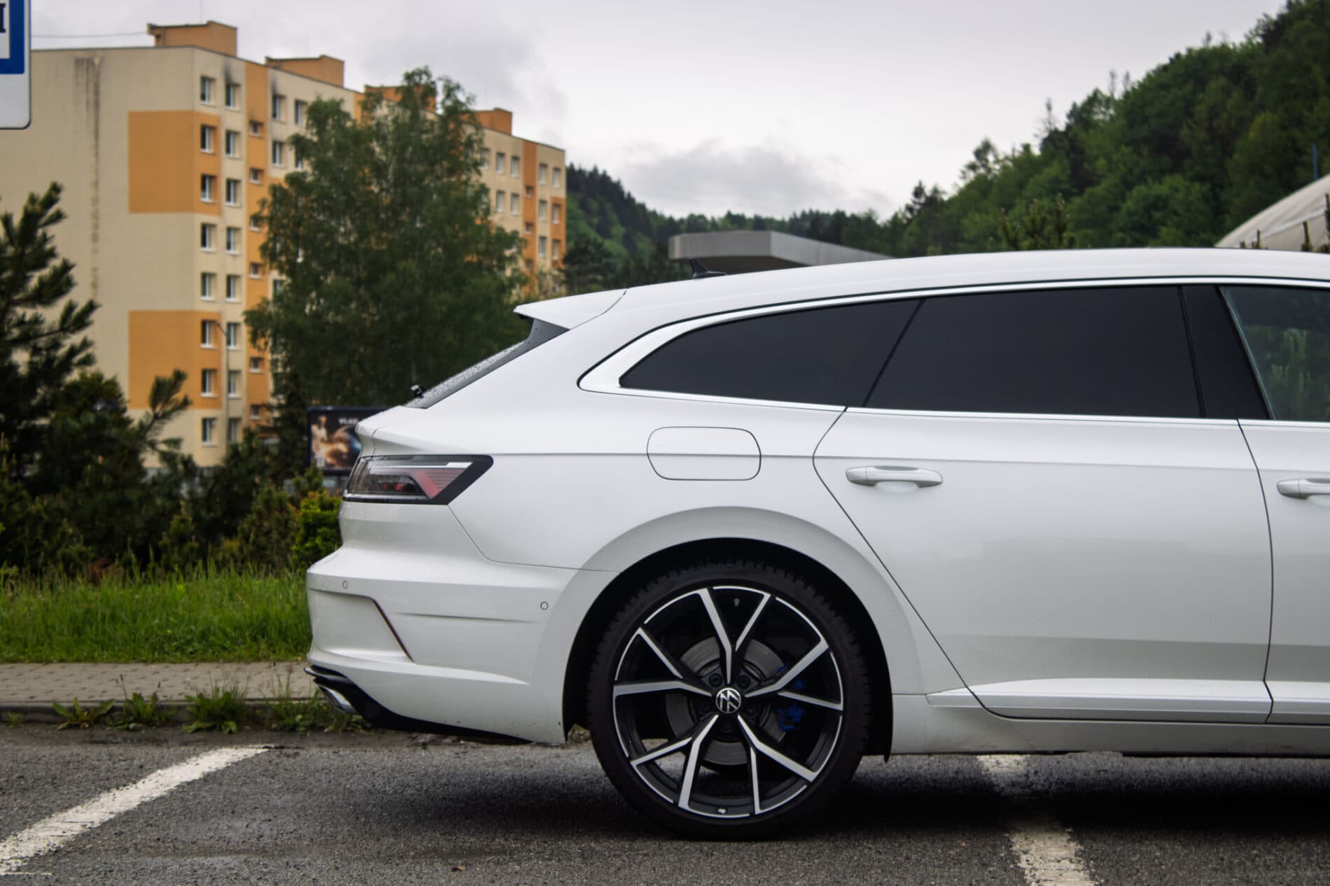 2022 Volkswagen Arteon R, bílá kombi, 64 564 km