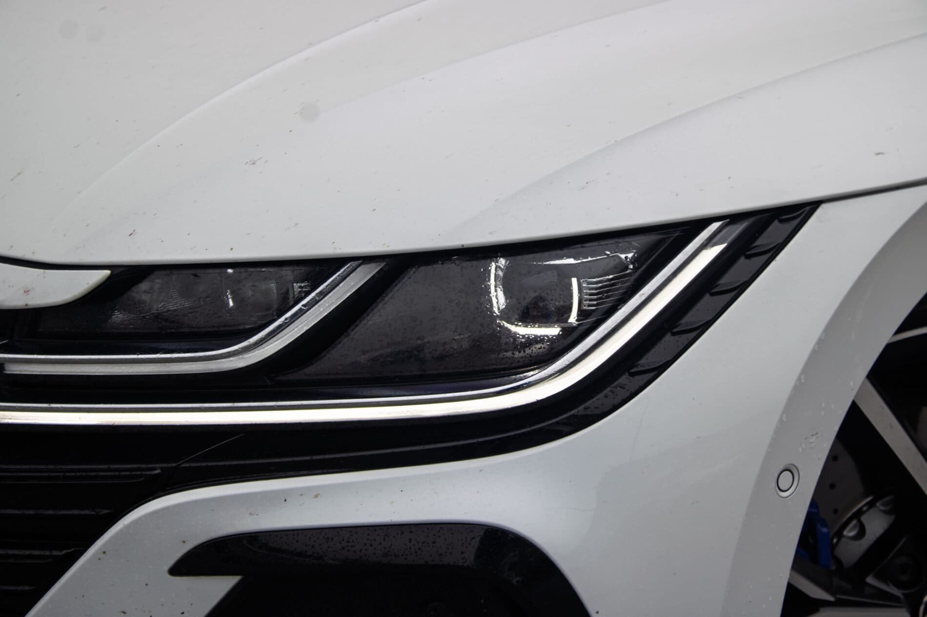2022 Volkswagen Arteon R, bílá kombi, 64 564 km