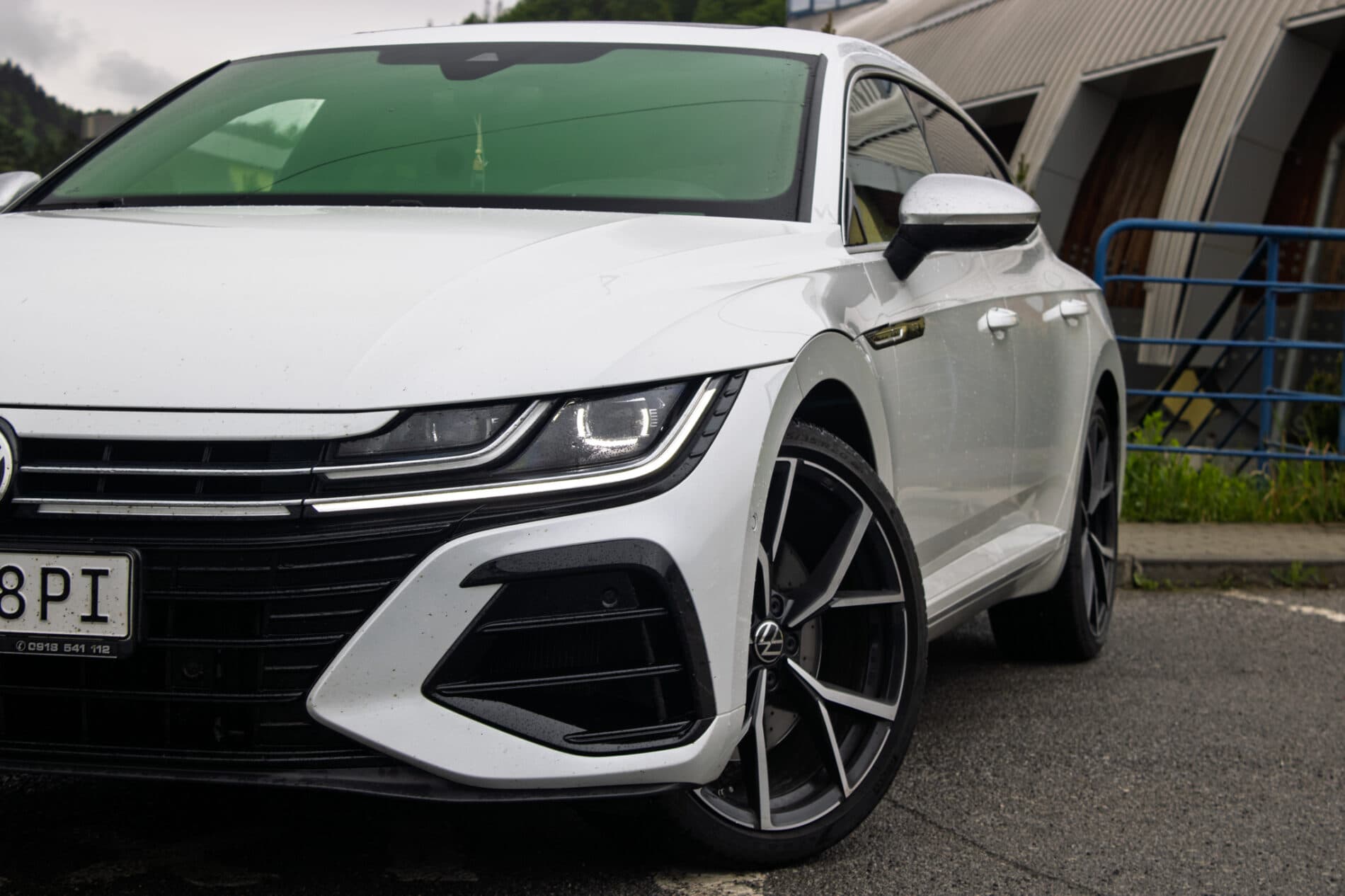 2022 Volkswagen Arteon R, bílá kombi, 64 564 km