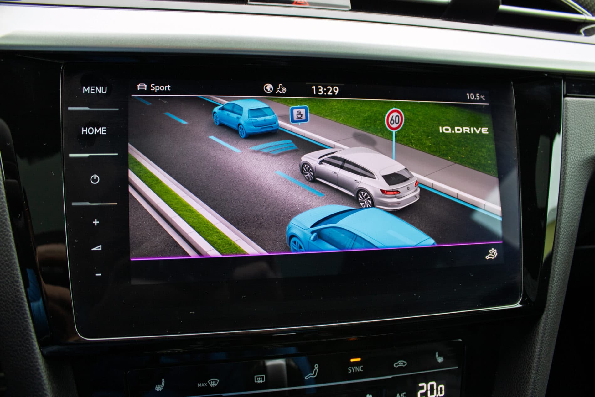 2022 Volkswagen Arteon R, bílá kombi, 64 564 km
