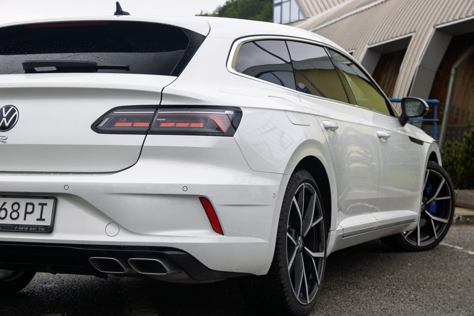2022 Volkswagen Arteon R, bílá kombi, 64 564 km