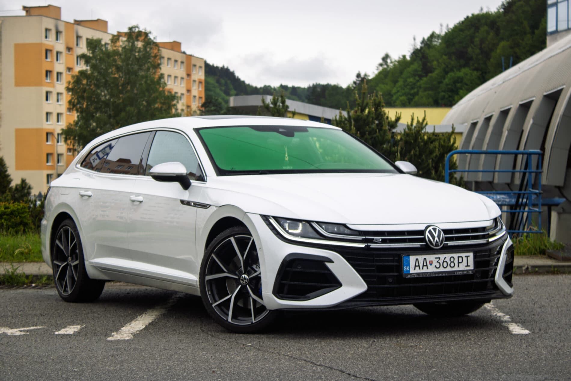 2022 Volkswagen Arteon R, bílá kombi, 64 564 km