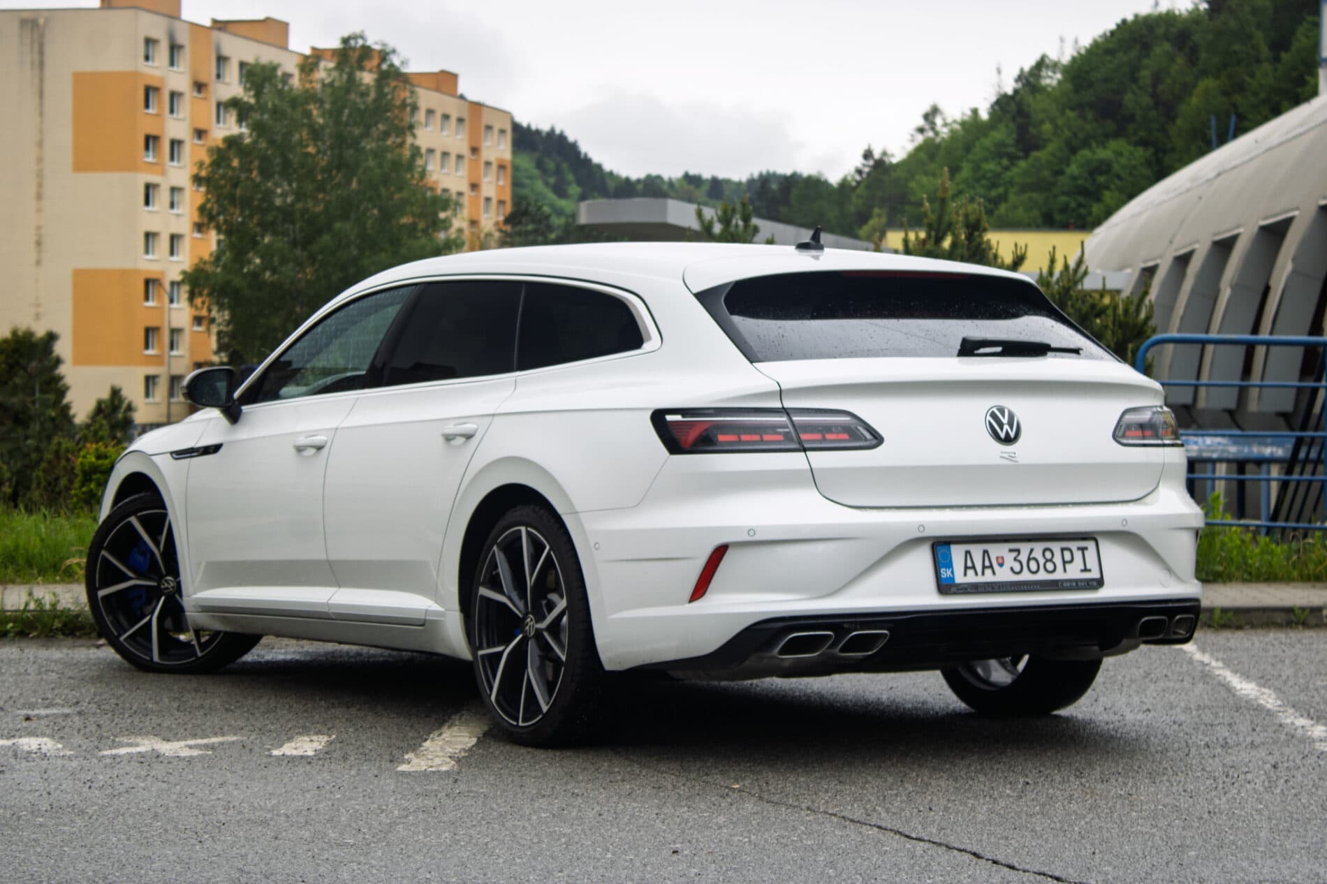 2022 Volkswagen Arteon R, bílá kombi, 64 564 km