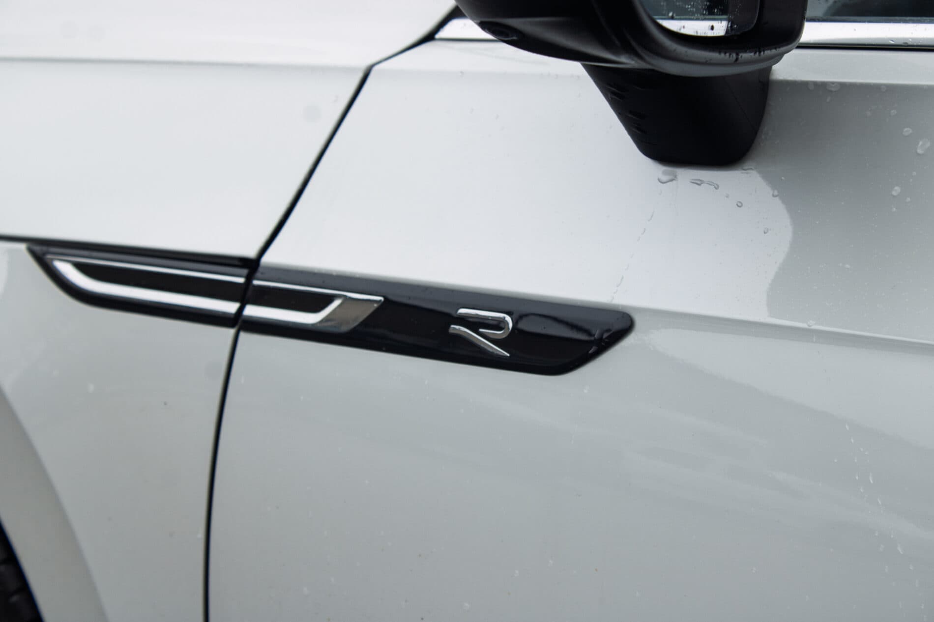 2022 Volkswagen Arteon R, bílá kombi, 64 564 km