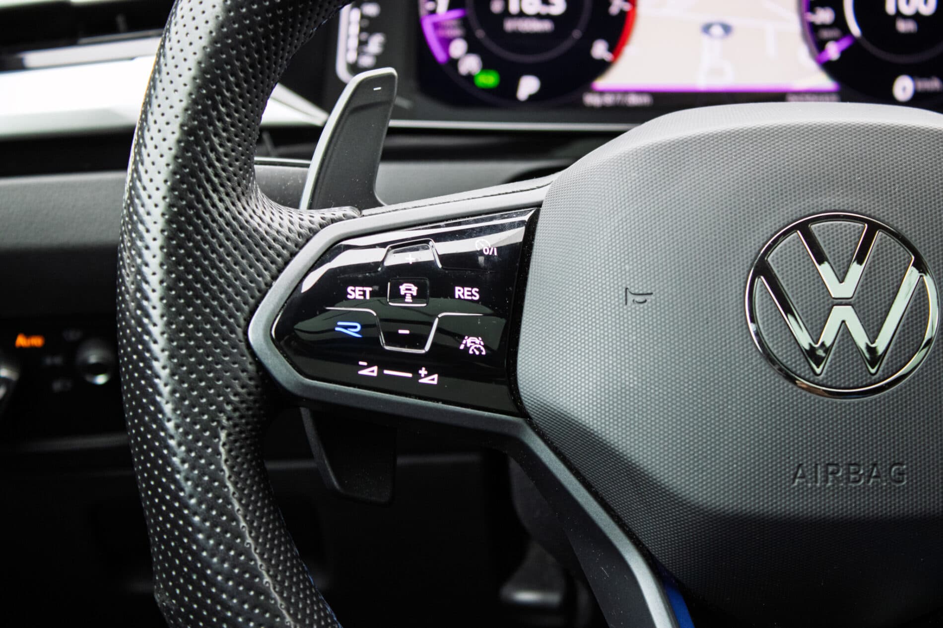 2022 Volkswagen Arteon R, bílá kombi, 64 564 km