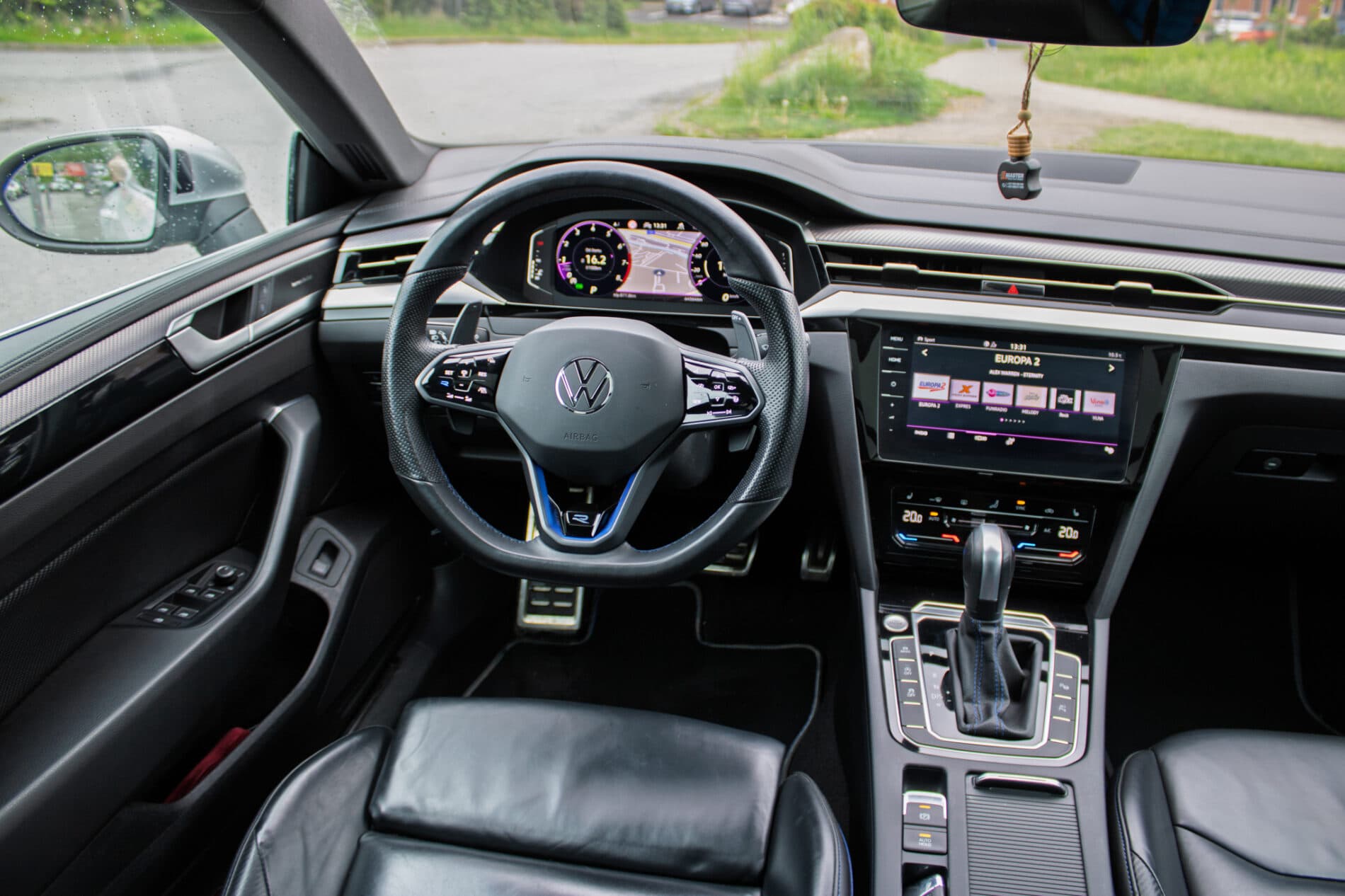 2022 Volkswagen Arteon R, bílá kombi, 64 564 km