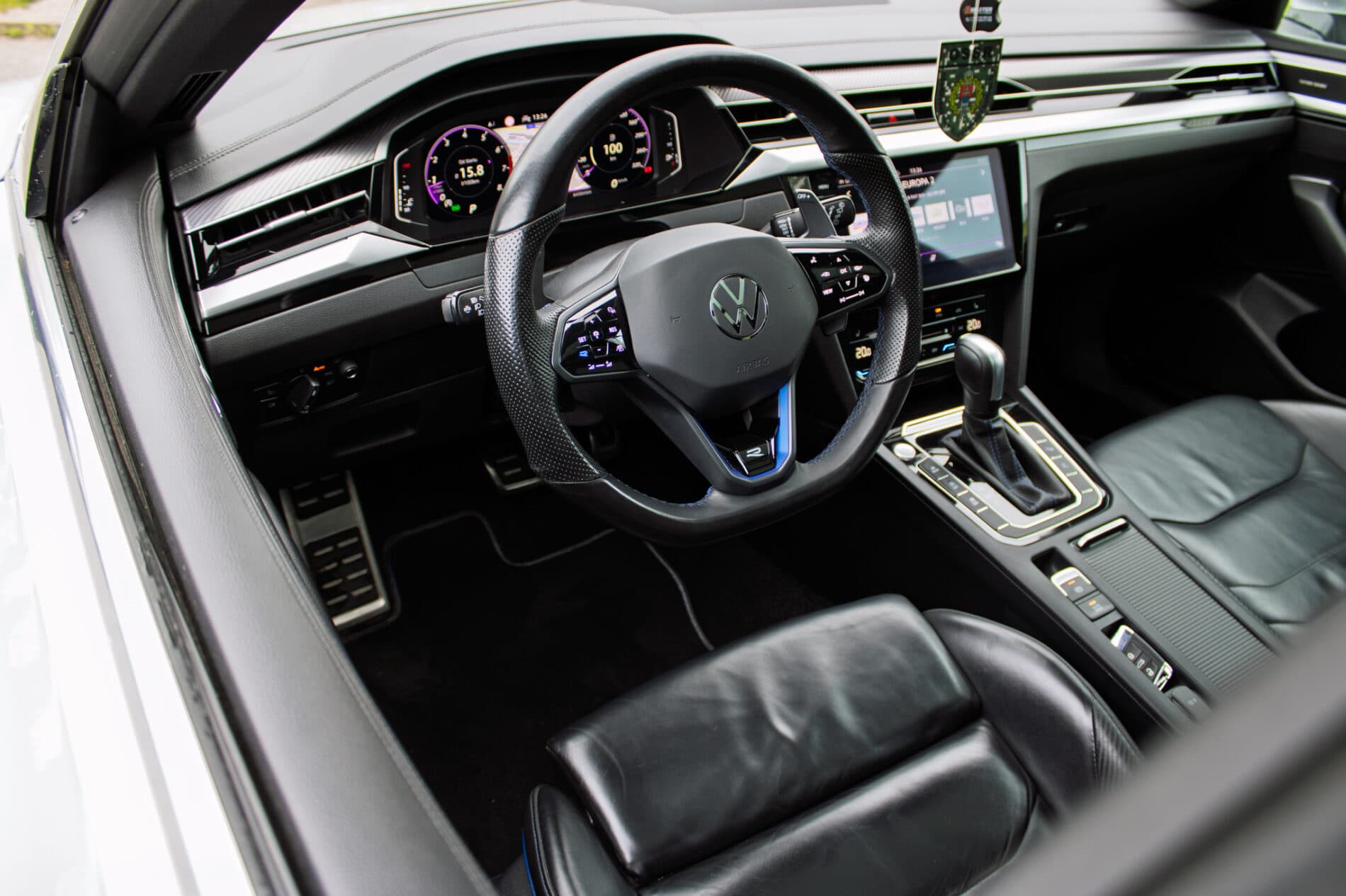 2022 Volkswagen Arteon R, bílá kombi, 64 564 km