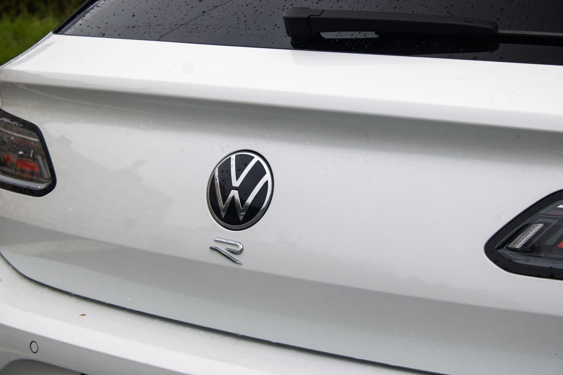2022 Volkswagen Arteon R, bílá kombi, 64 564 km