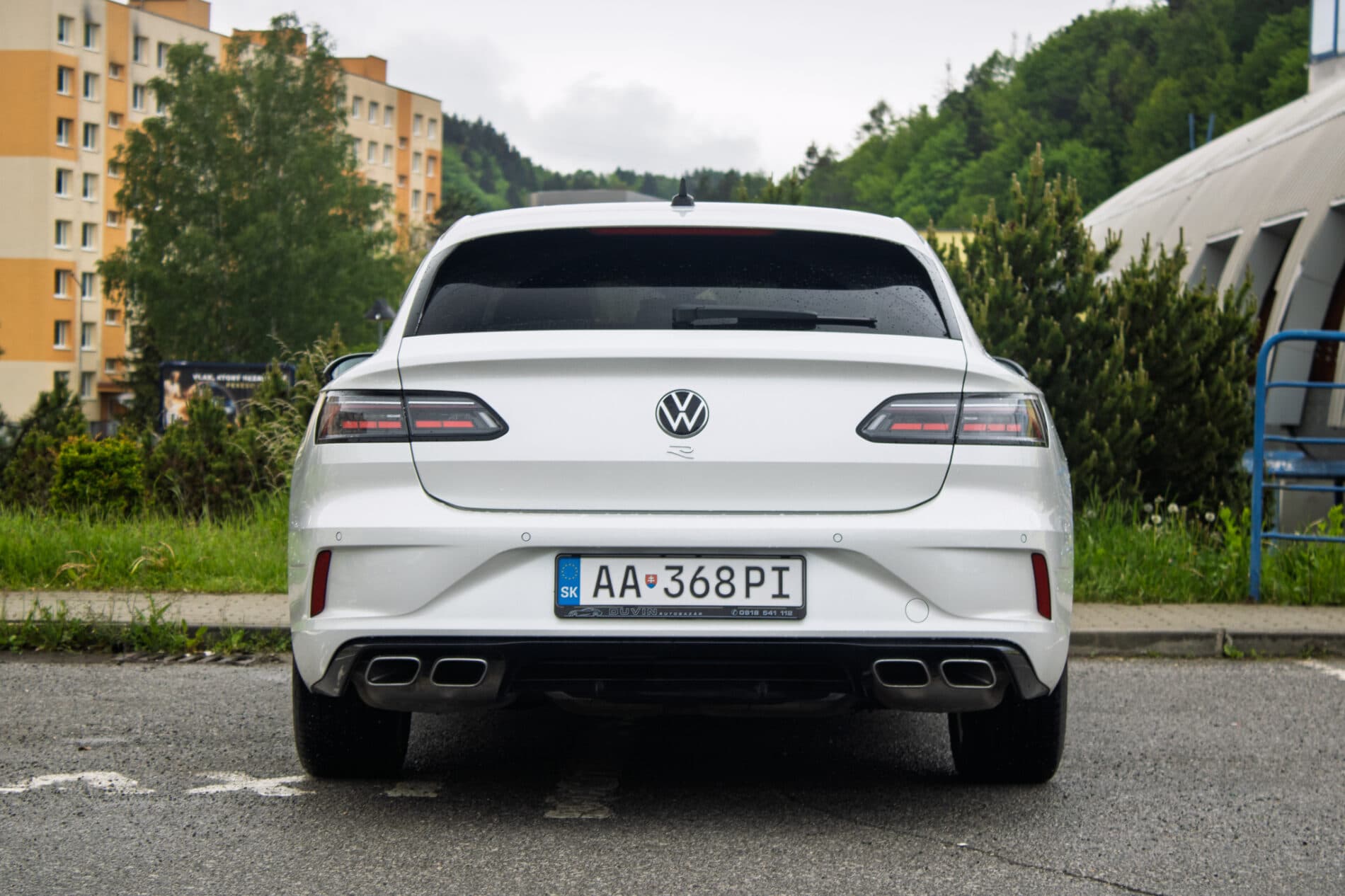 2022 Volkswagen Arteon R, bílá kombi, 64 564 km