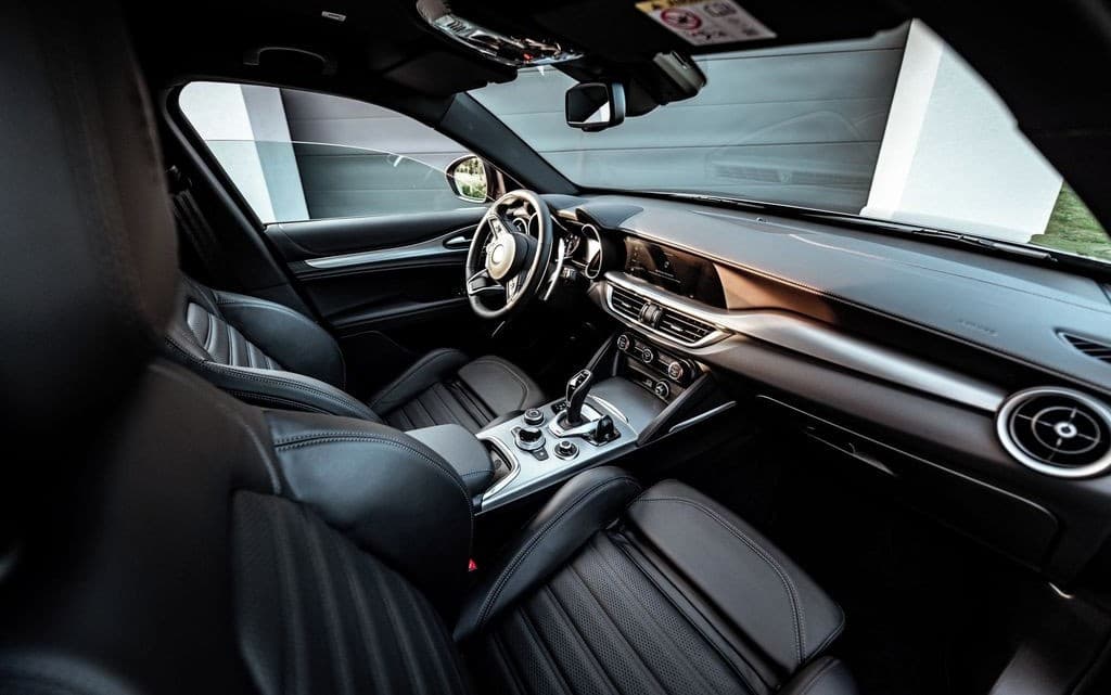 2023 Alfa Romeo Stelvio Veloce Q4, šedá suv, 17 800 km