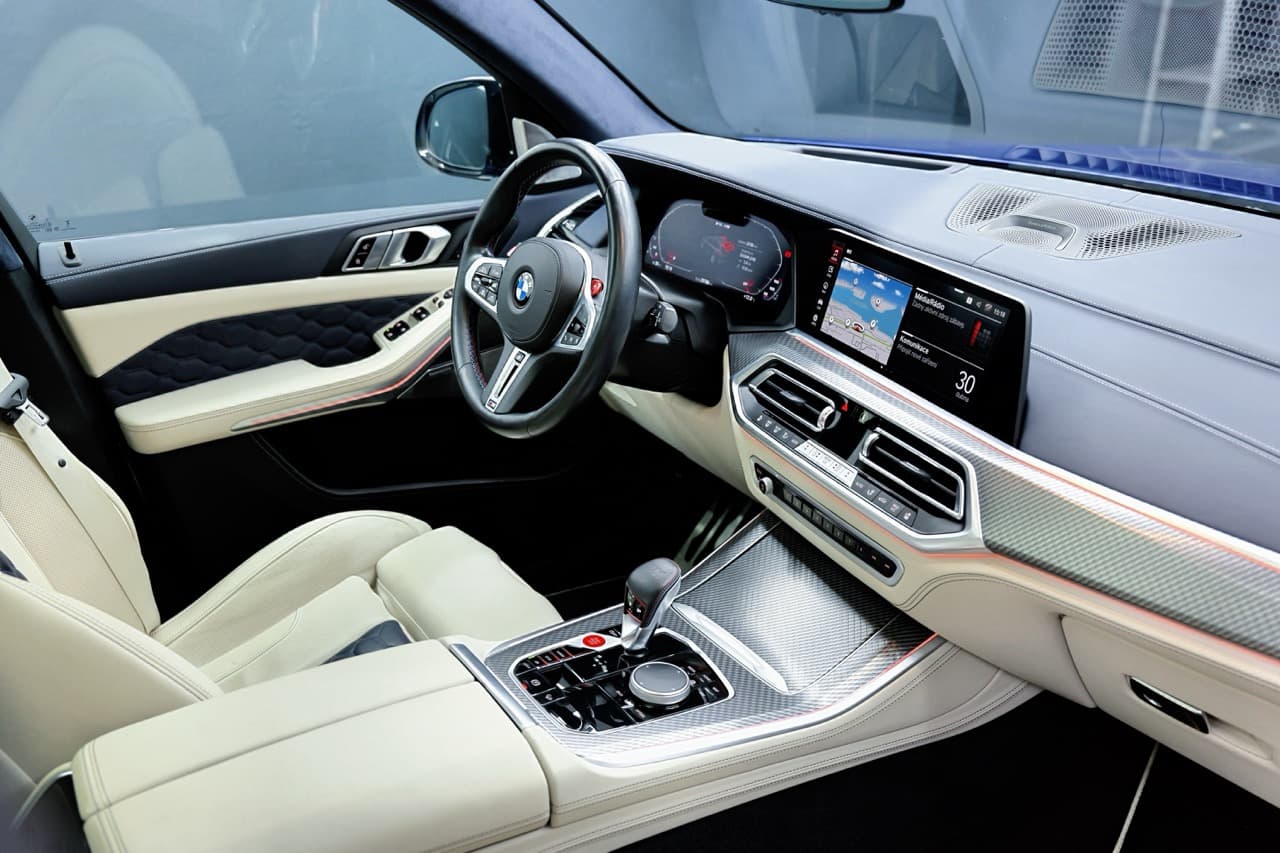 2022 BMW X5 M, tmavě modrá suv, 29 800 km