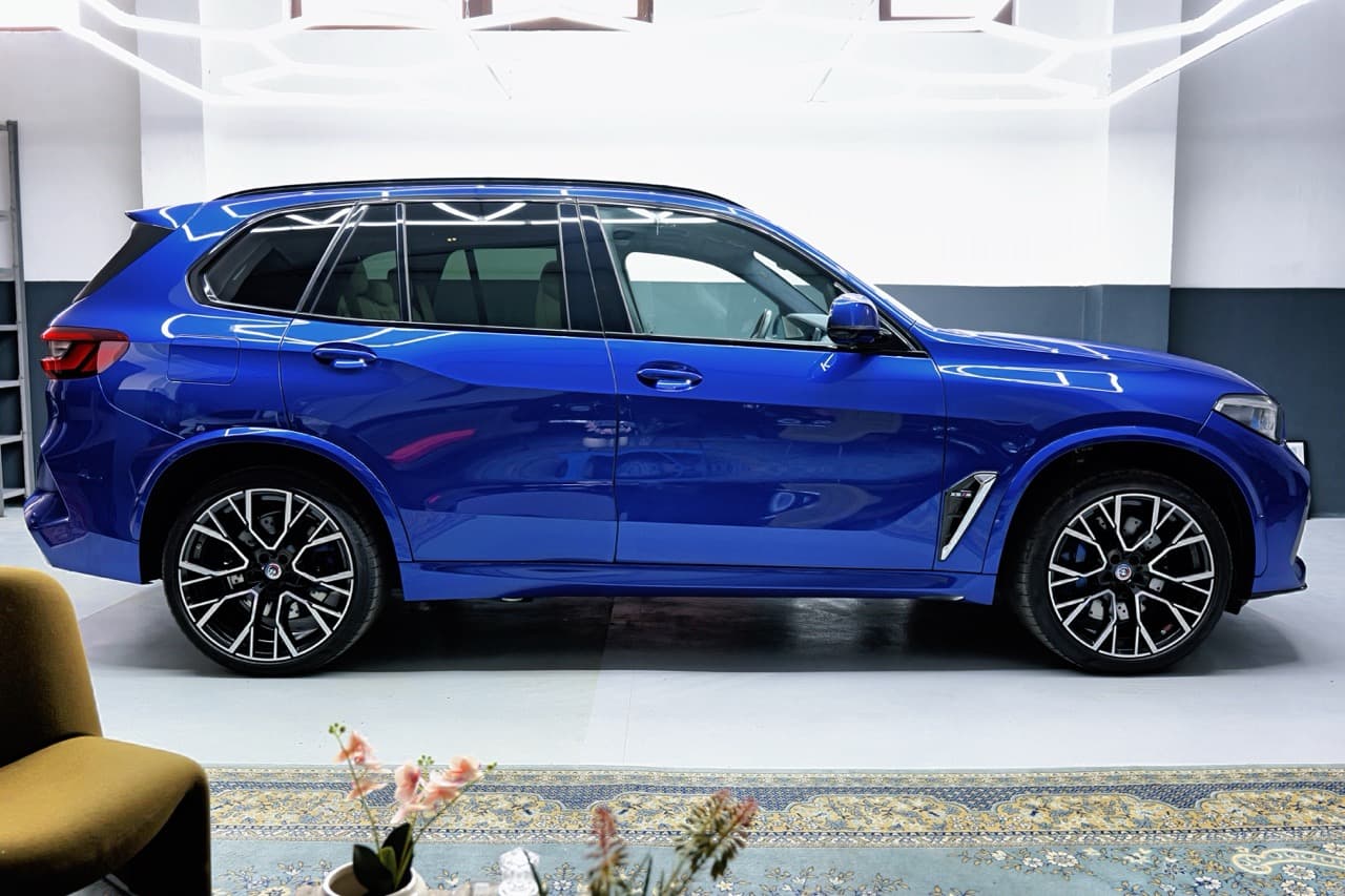 2022 BMW X5 M, tmavě modrá suv, 29 800 km
