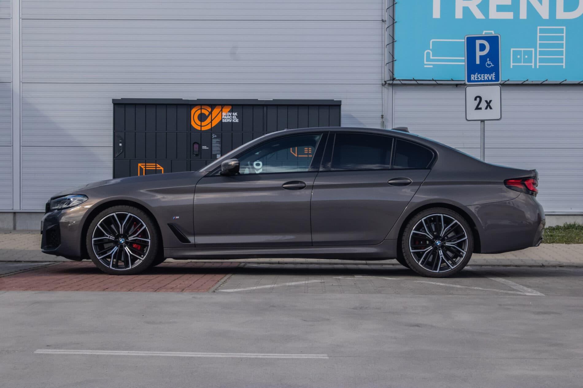 2021 BMW 540d, šedá sedan, 46 152 km