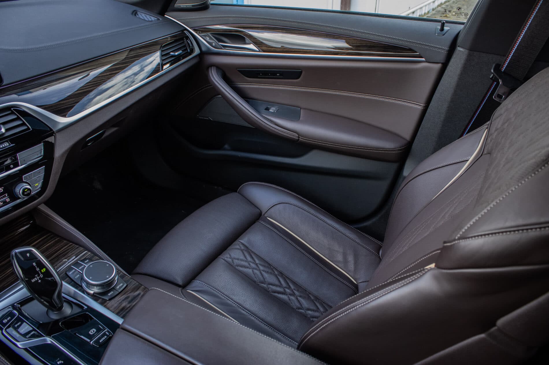 2021 BMW 540d, šedá sedan, 46 152 km