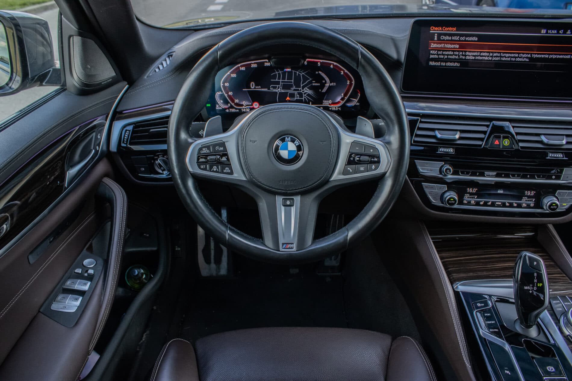 2021 BMW 540d, šedá sedan, 46 152 km