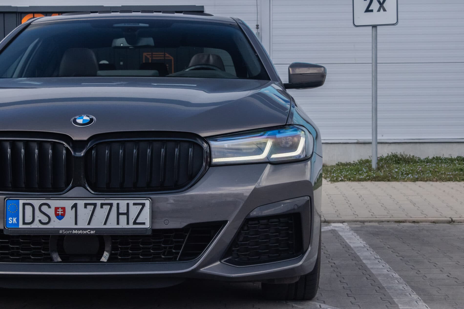 2021 BMW 540d, šedá sedan, 46 152 km